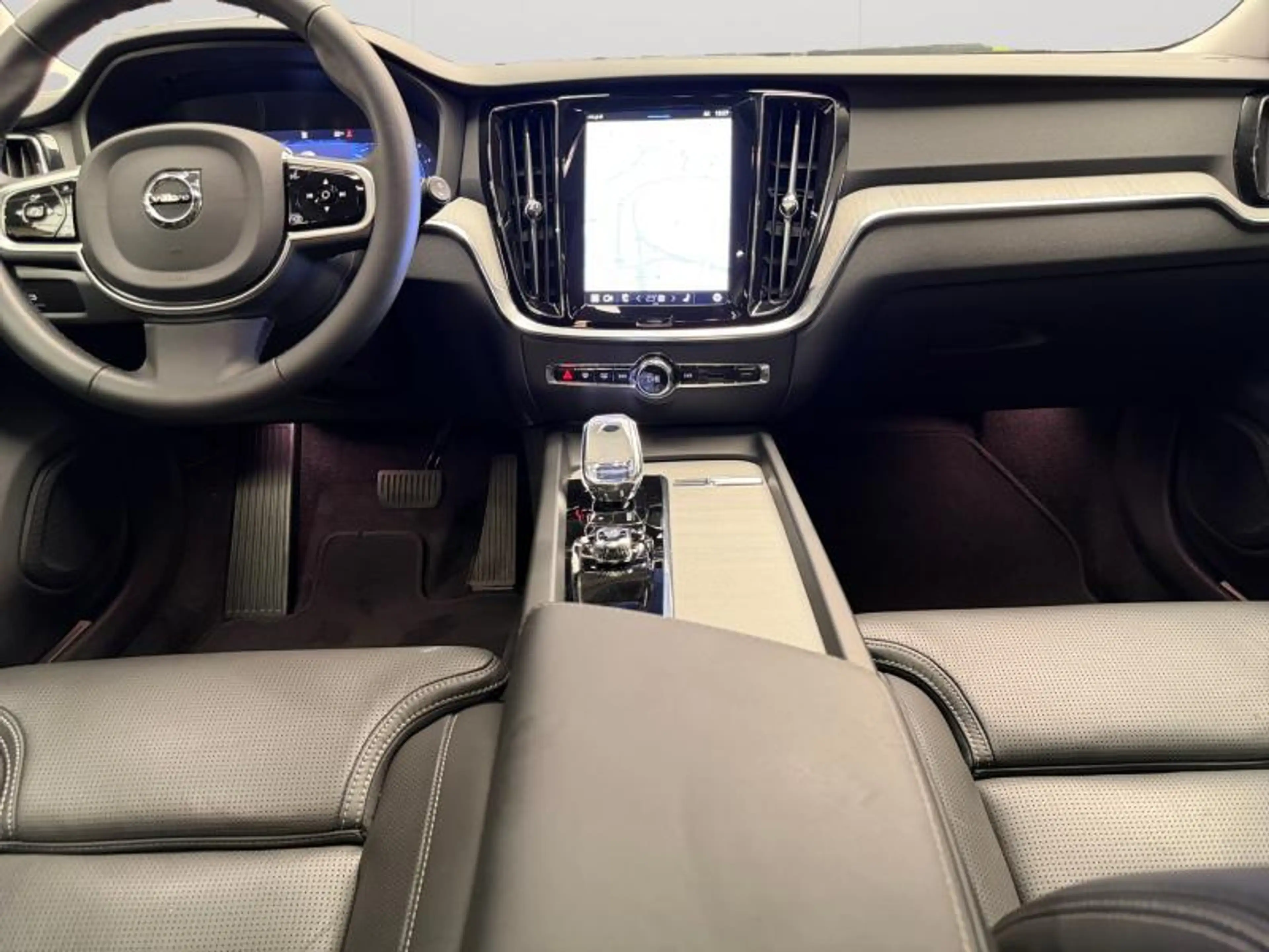 Volvo V60 B4 Plus Dark / Essence — photo 3