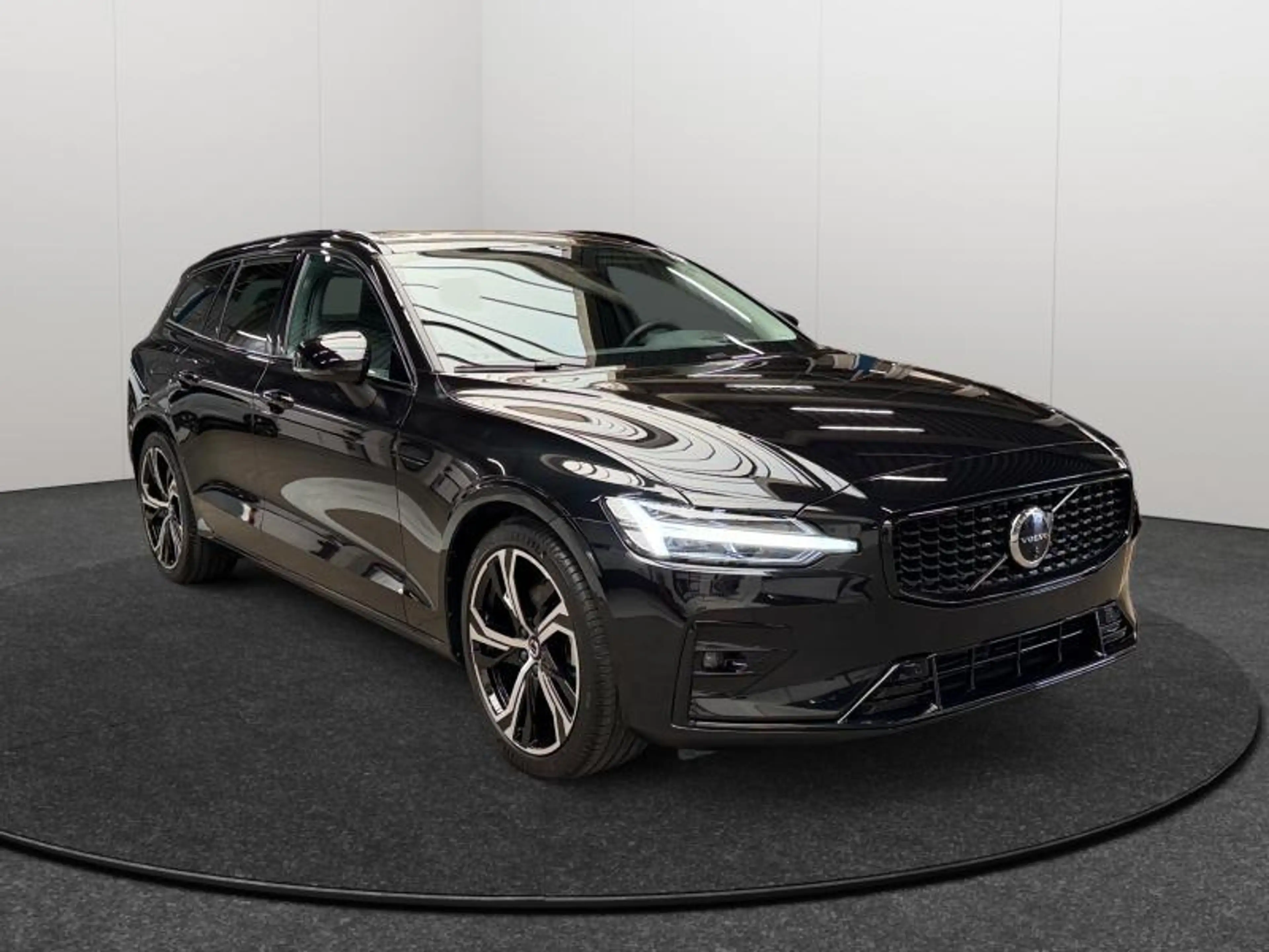 Volvo V60 B4 Plus Dark / Essence — photo 8