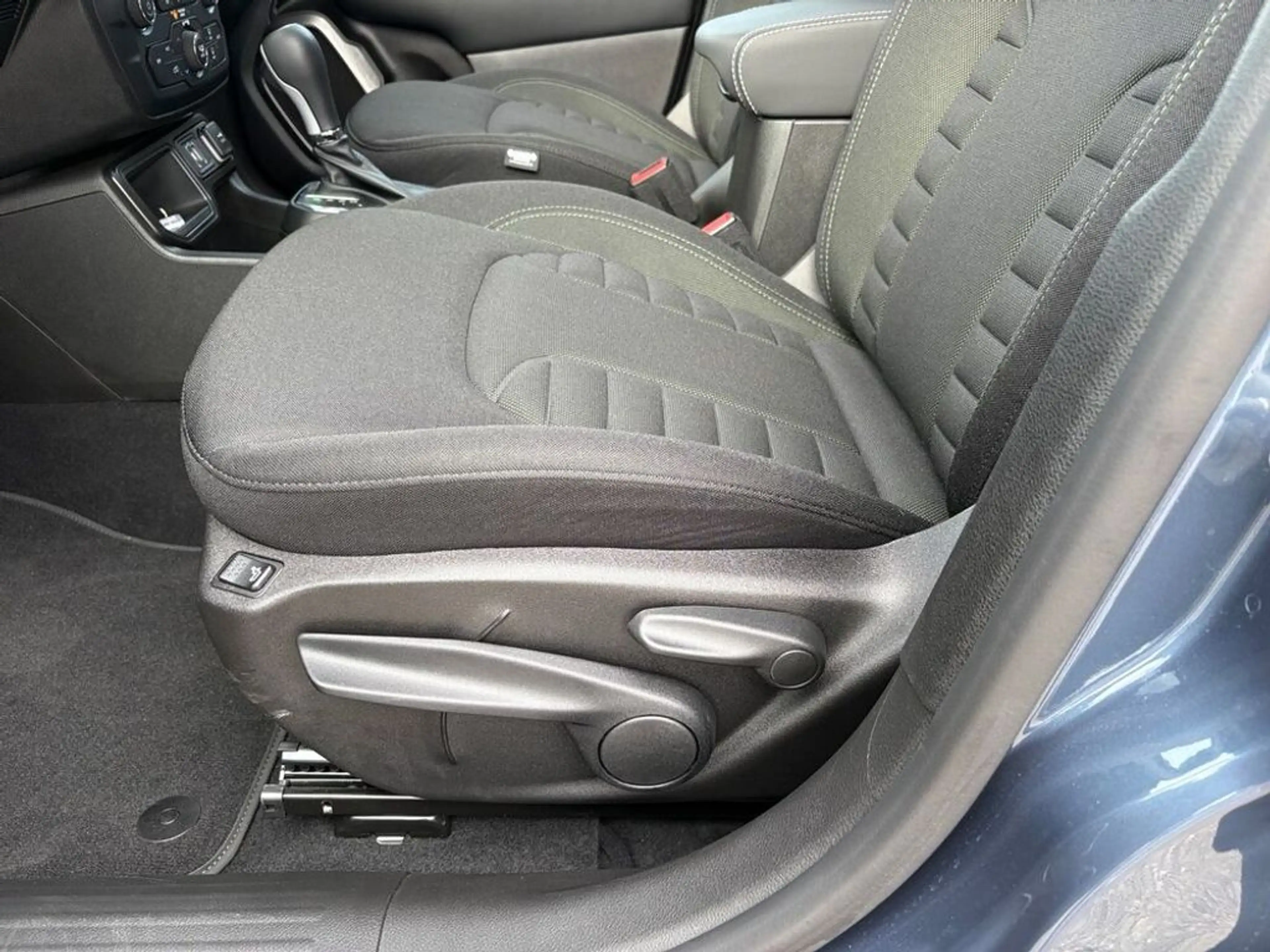 Jeep Renegade North Star Mild-Hybrid FWD — photo 10