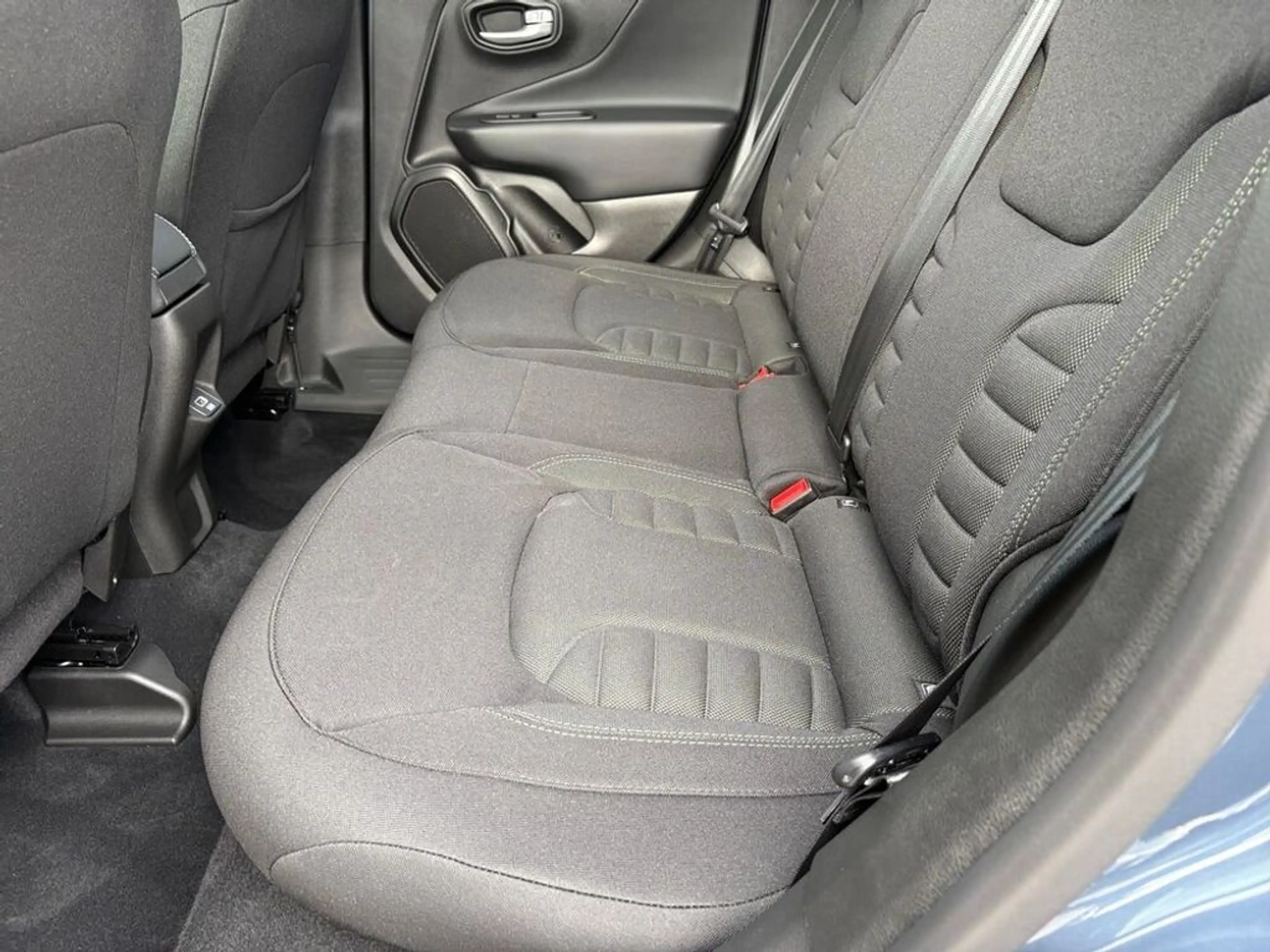Jeep Renegade North Star Mild-Hybrid FWD — photo 11