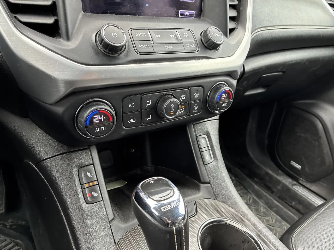 GMC Acadia снимка GMC Acadia