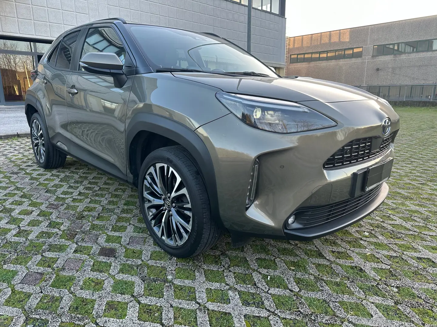 Toyota Yaris Yaris Cross 1.5h Lounge fwd 116cv e-cvt Grigio - 1