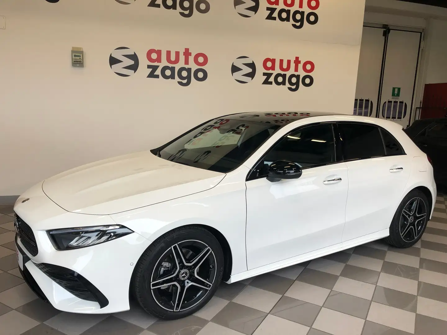 Mercedes-Benz A 200 AMG Line Advanced Plus Night Pack Tetto Panoramico Blanco - 2