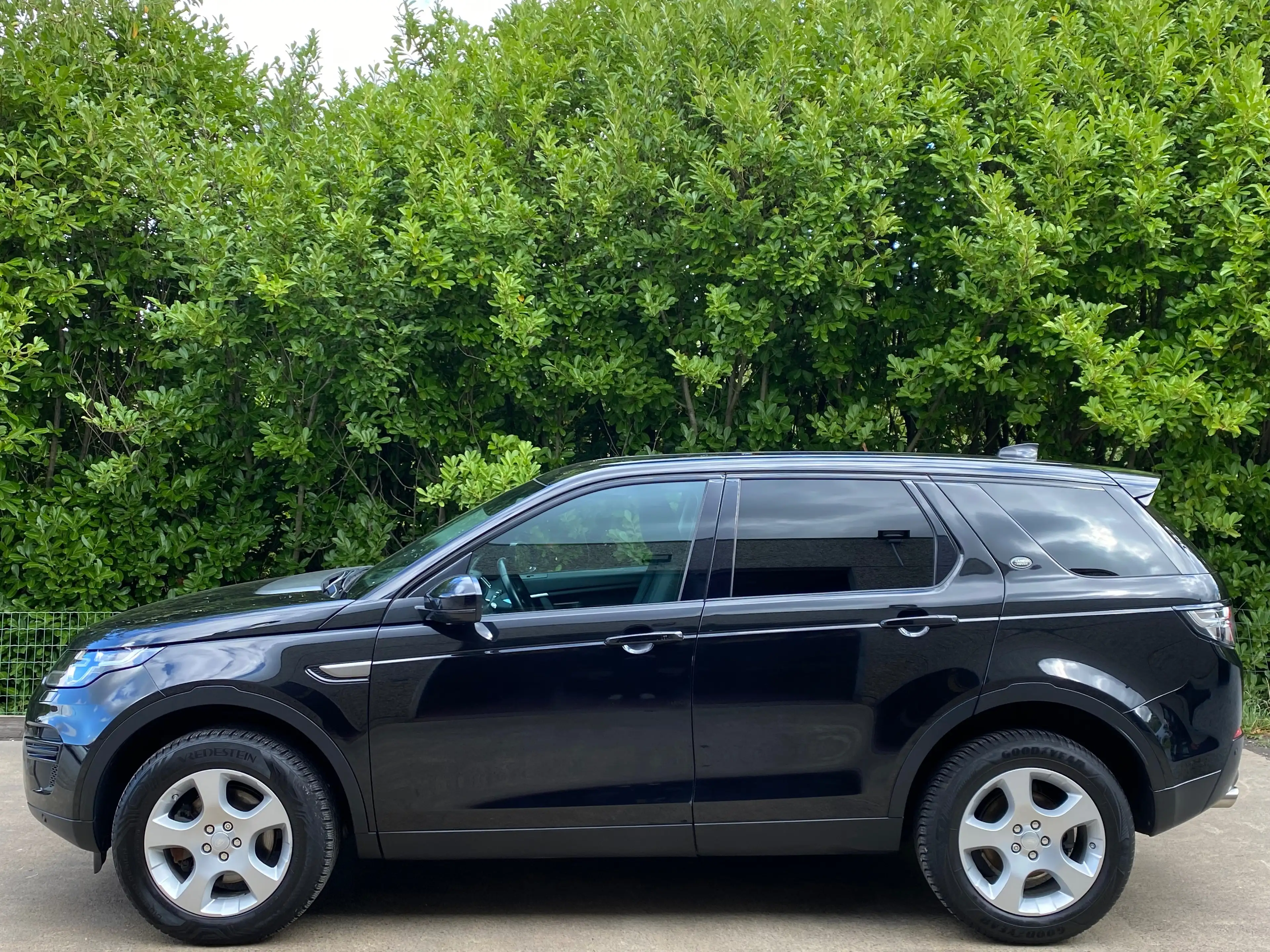 Land Rover Discovery Sport 2.0 eD4 - Faible km - Full carnet - 1 proprio - Garantie — photo 3