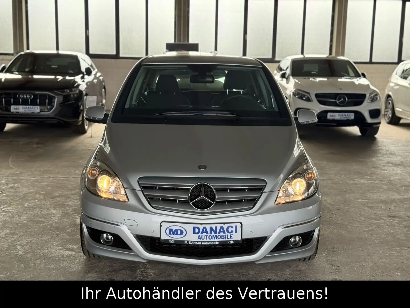 Mercedes-Benz B 180 B -Klasse*PDC*SHZ*AUTOMATIK*8-Fach Bereift Silber - 2