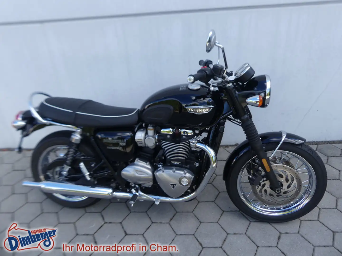 Triumph Bonneville T120 nur 11.185 km steht da wie ne Negru - 1
