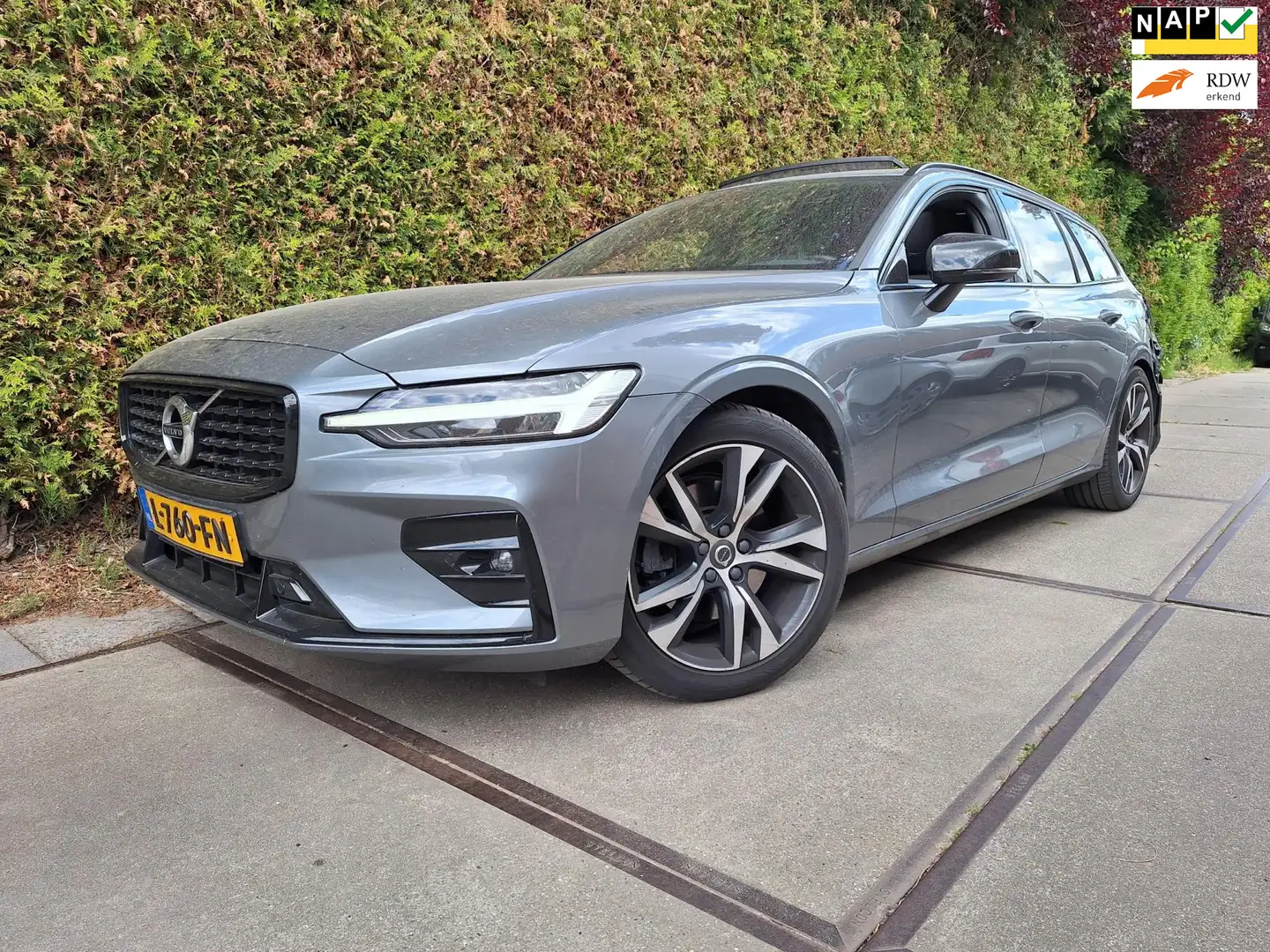 Volvo V60 2.0 B3 R-Design Grau - 1