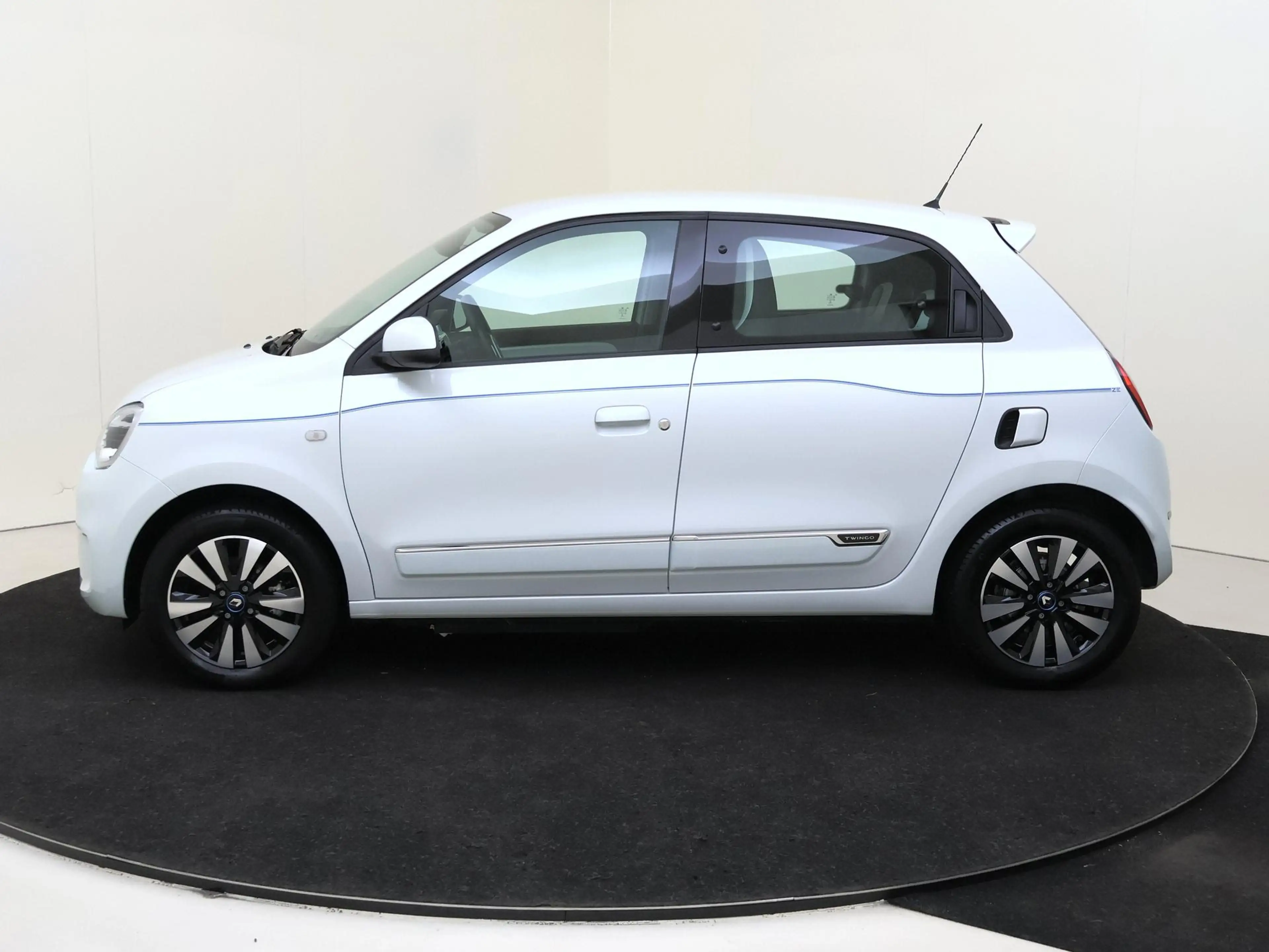 Renault Twingo Z.E. R80 Intens | achteropkomend verkeer waarschuw — photo 8