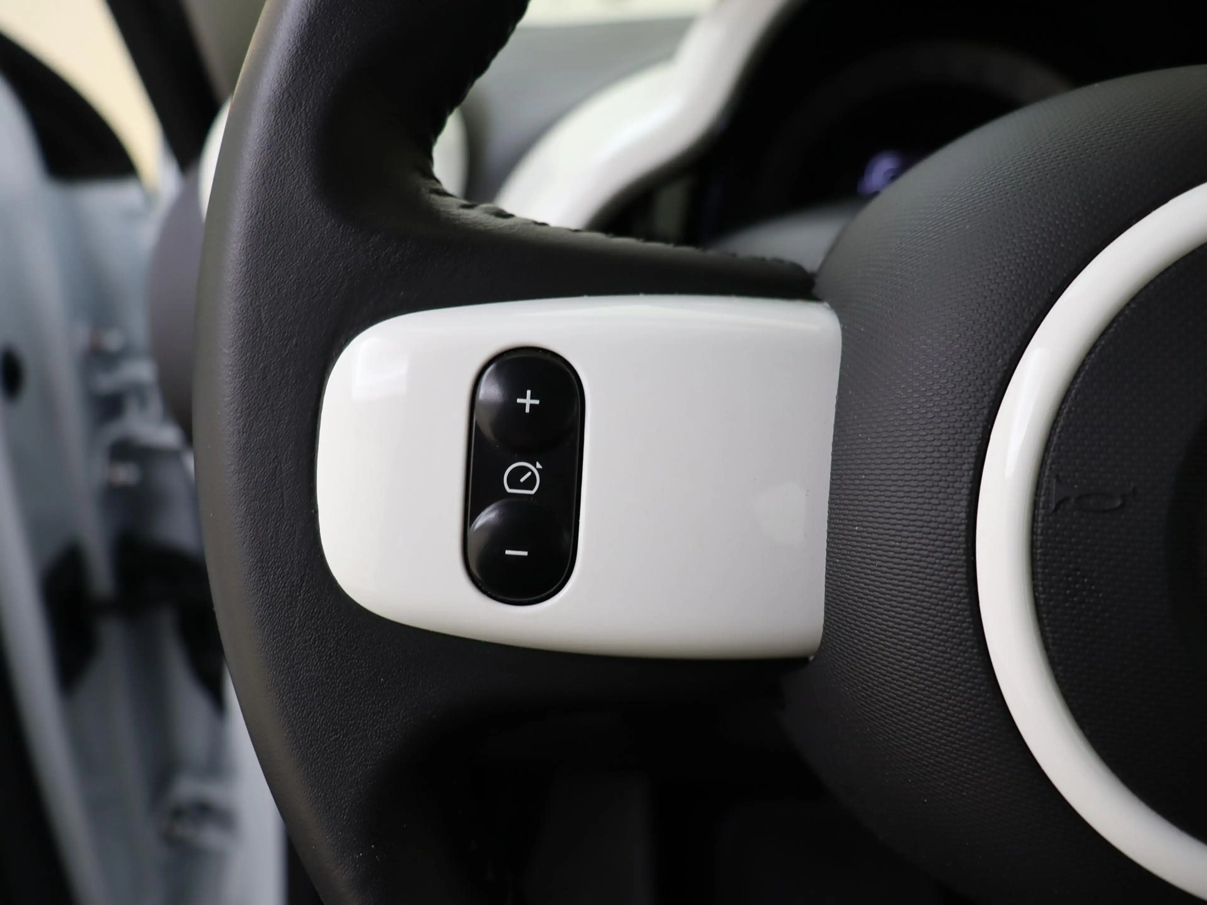 Renault Twingo Z.E. R80 Intens | achteropkomend verkeer waarschuw — photo 12