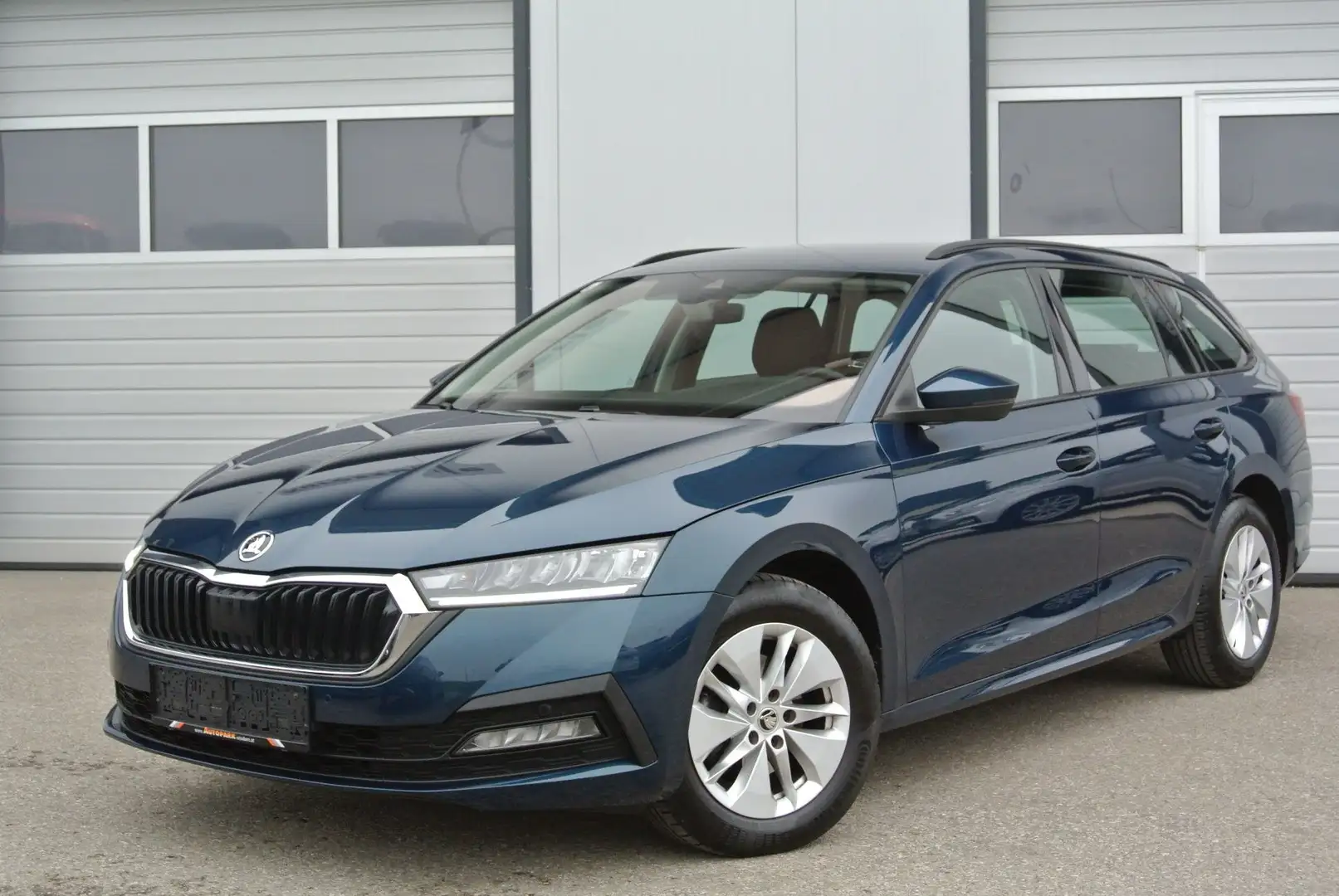 Skoda Octavia Kombi 2.0 TDI DSG Business * NAVI * AHK * KAMERA Blau - 1