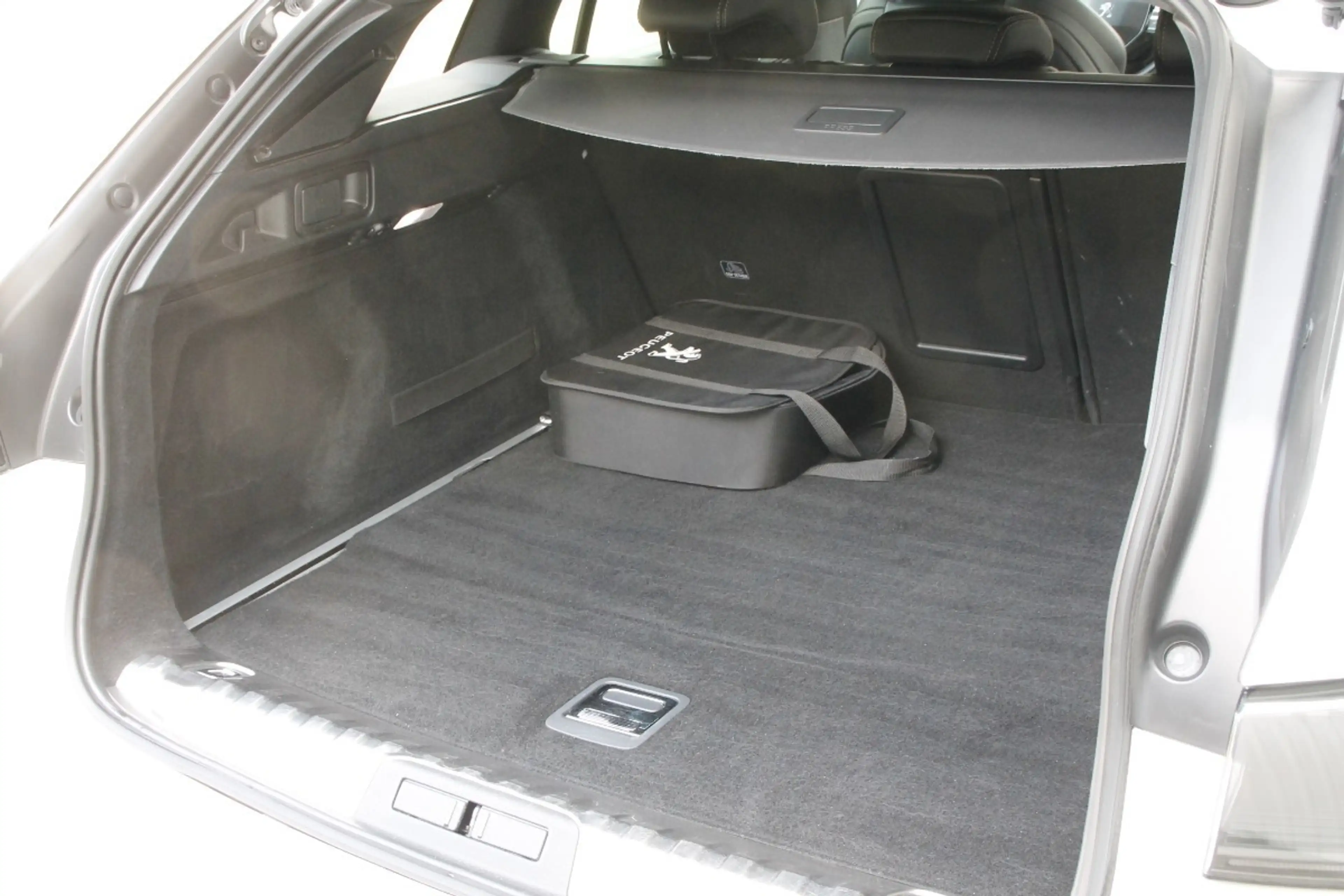 Peugeot 508 Hybrid 225 — photo 15
