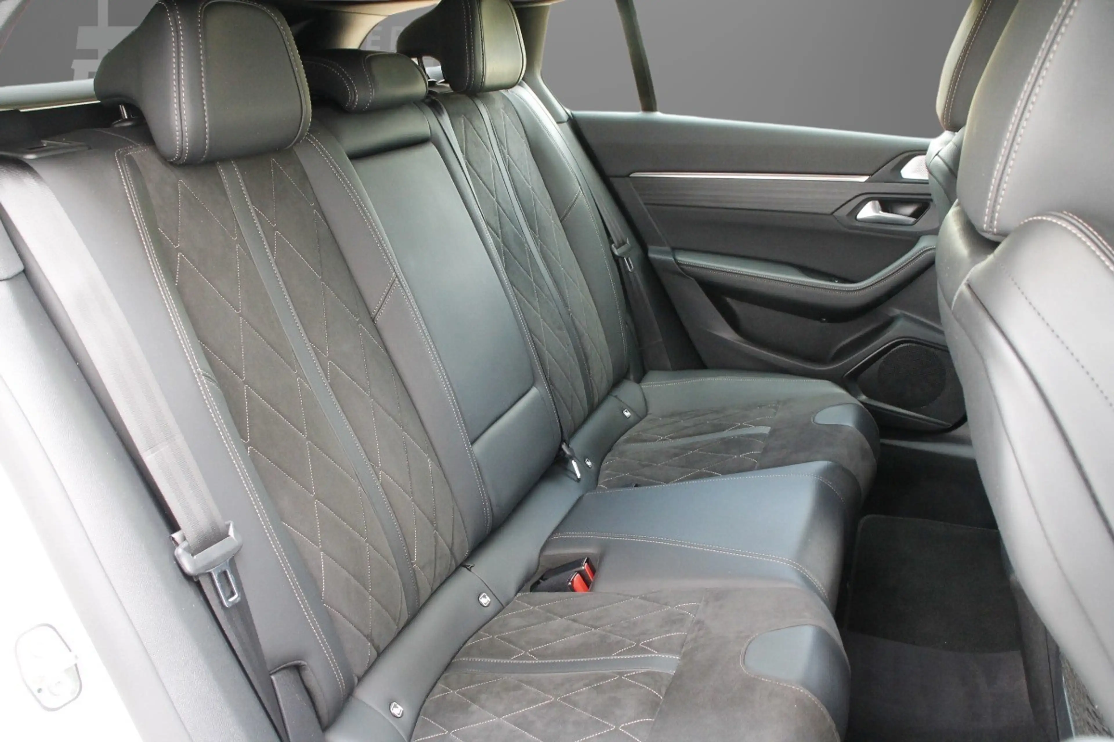 Peugeot 508 Hybrid 225 — photo 14