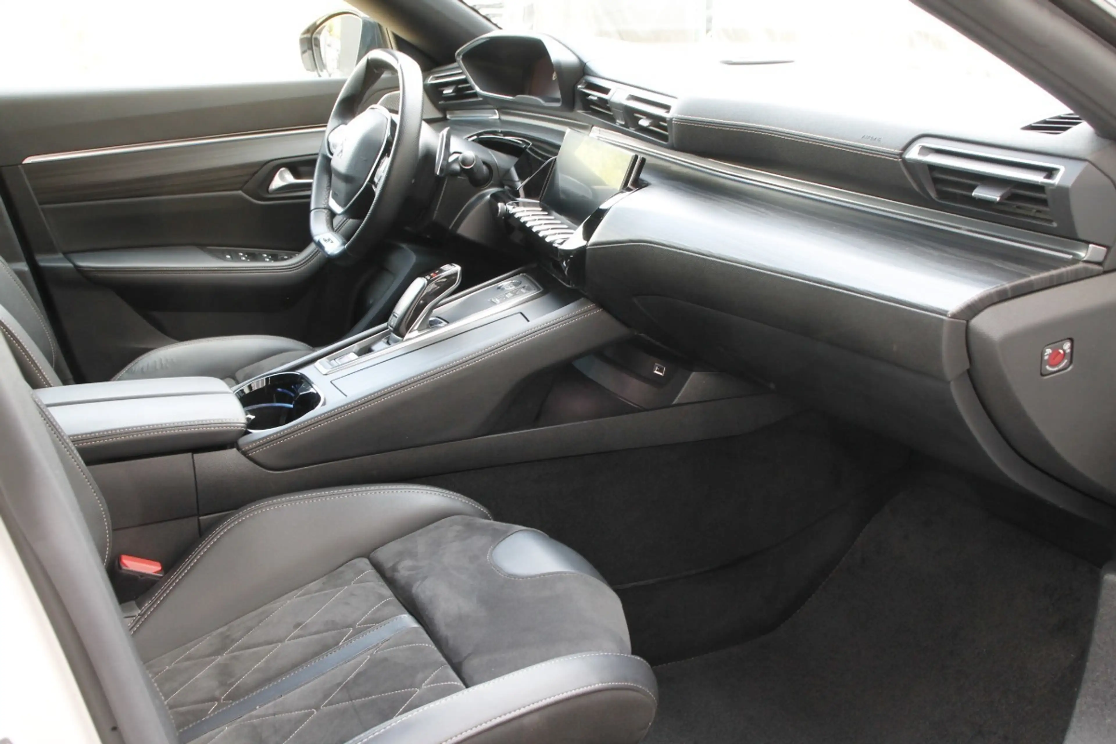 Peugeot 508 Hybrid 225 — photo 12