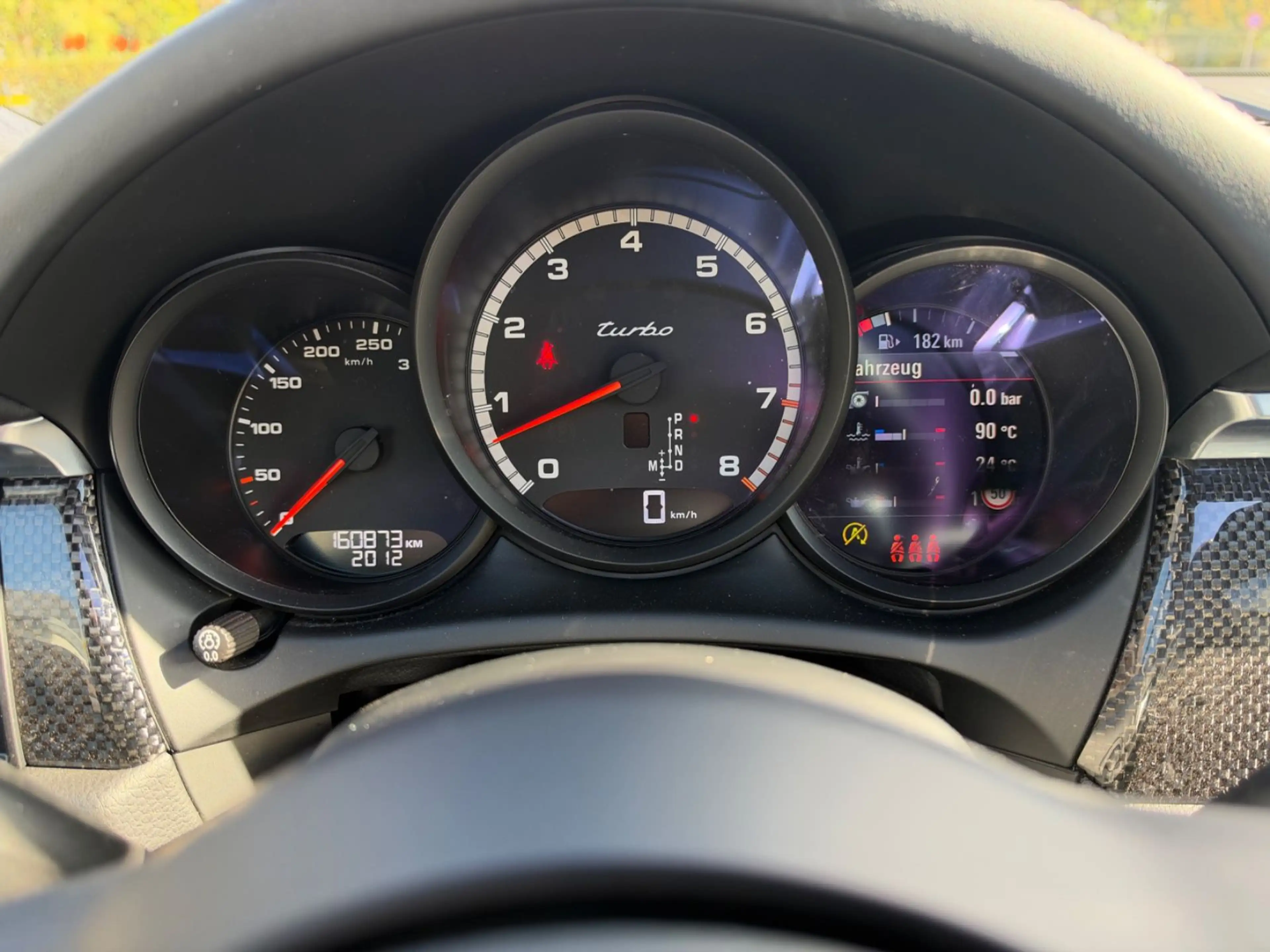 Porsche Macan Turbo — photo 12