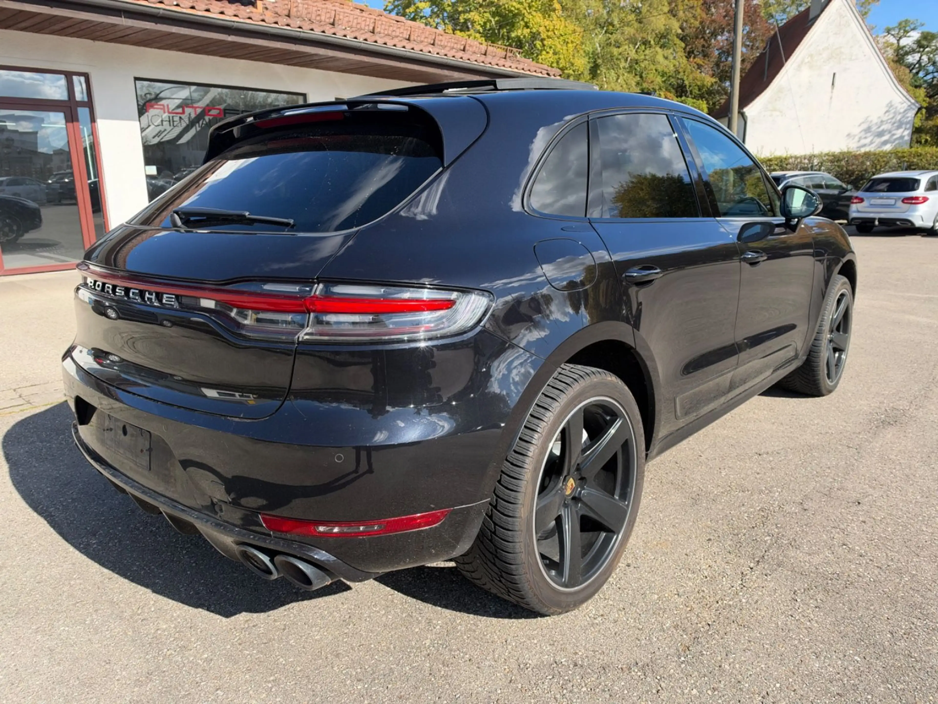 Porsche Macan Turbo — photo 9