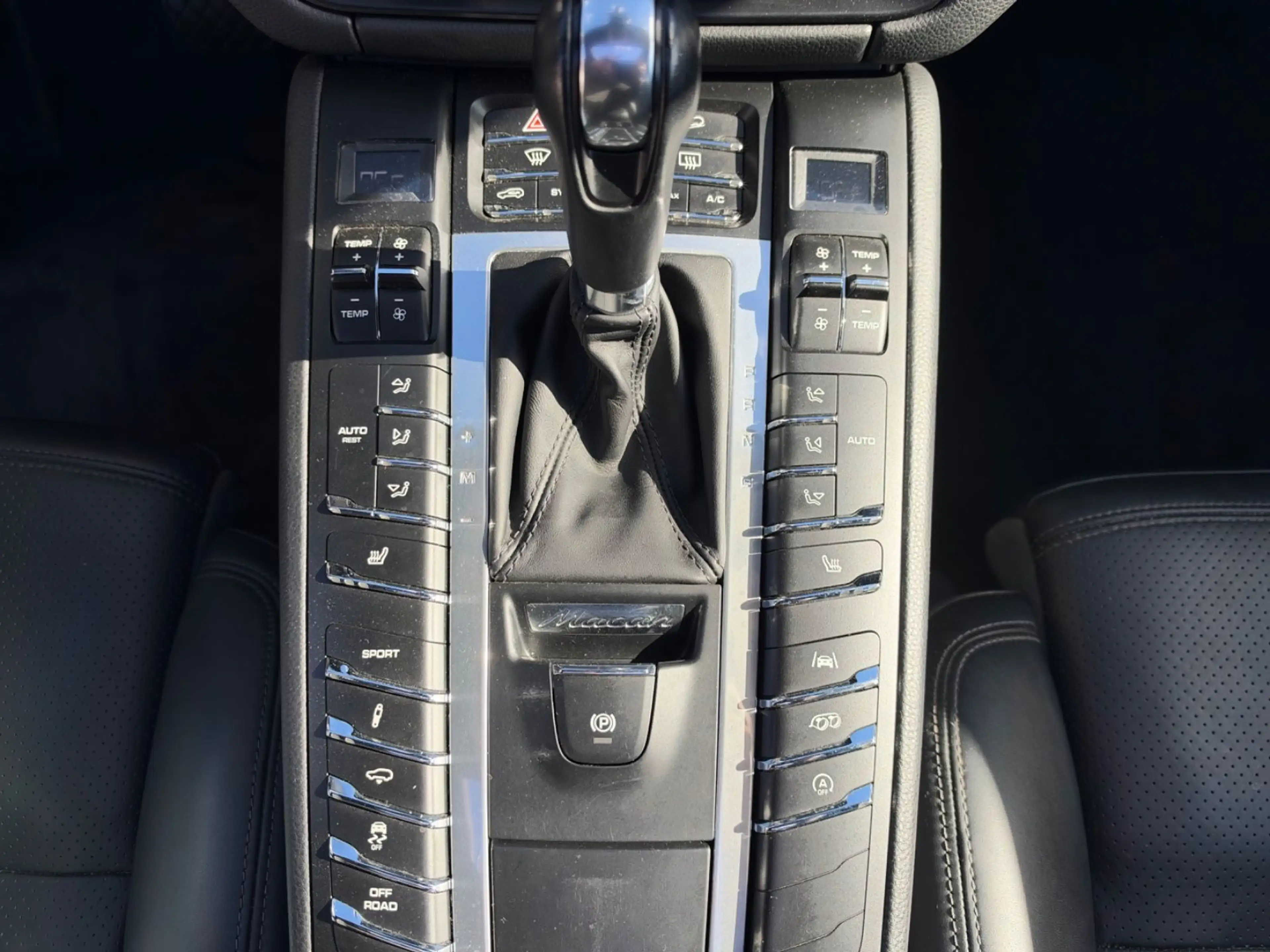 Porsche Macan Turbo — photo 13