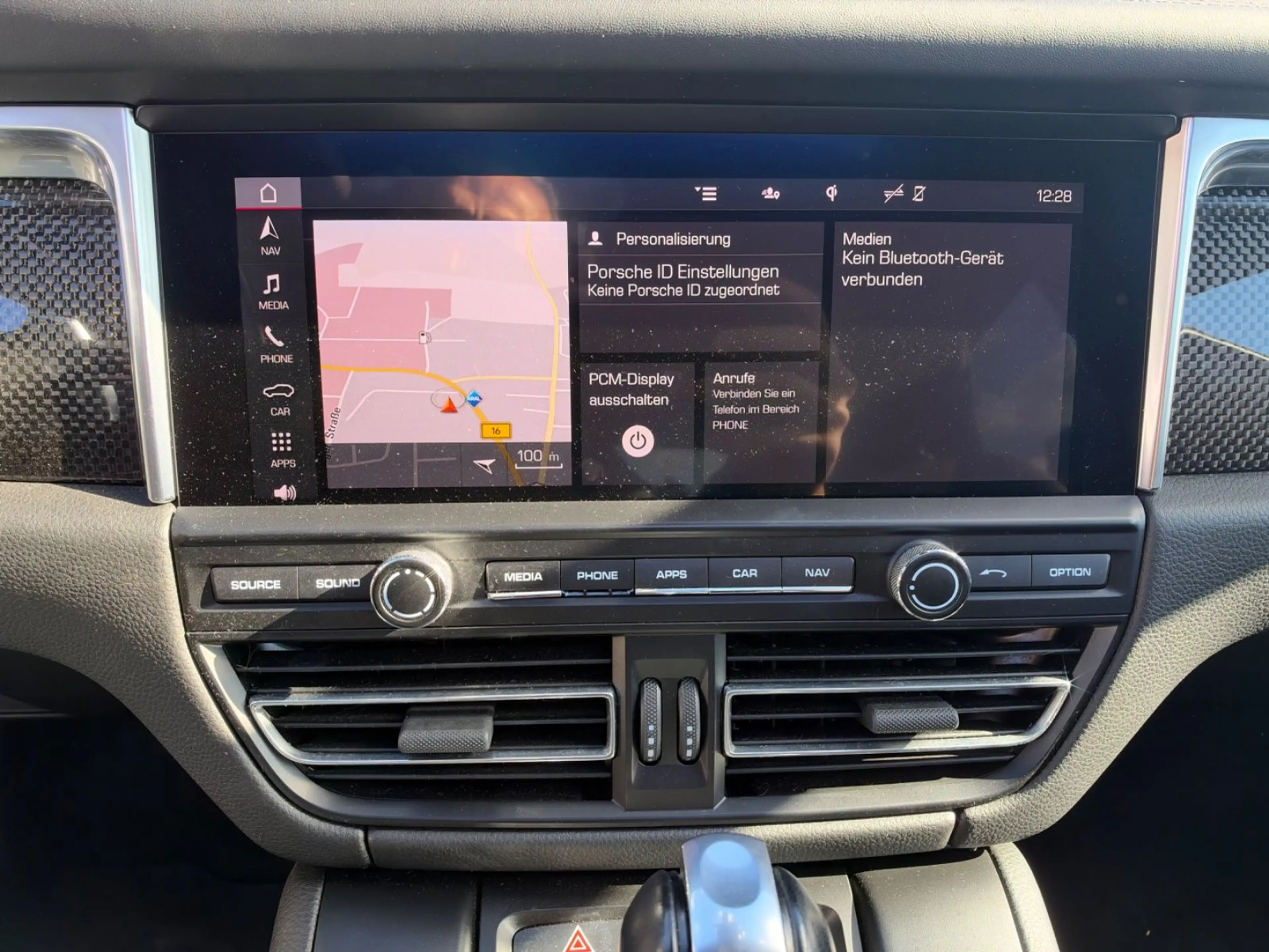 Porsche Macan Turbo — photo 14