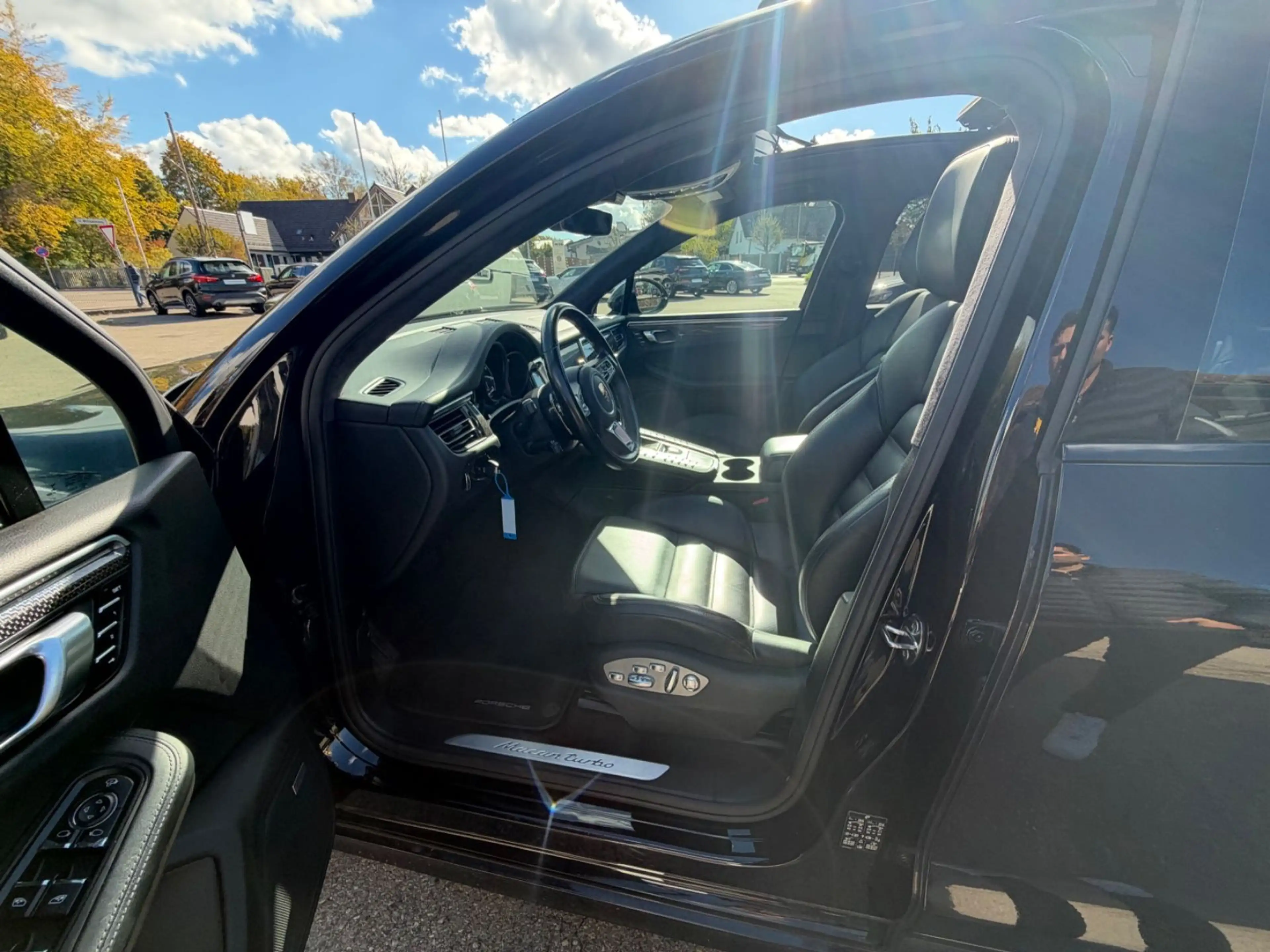Porsche Macan Turbo — photo 10