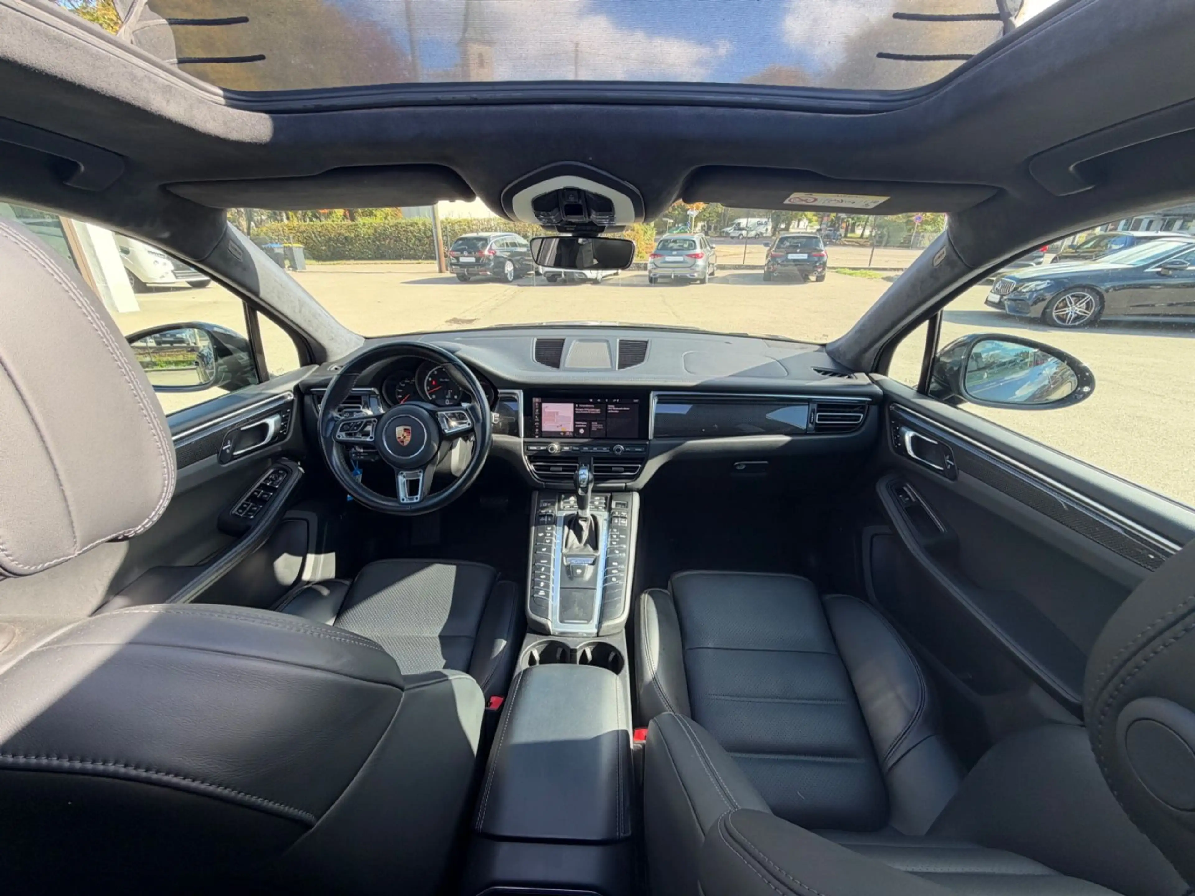 Porsche Macan Turbo — photo 11