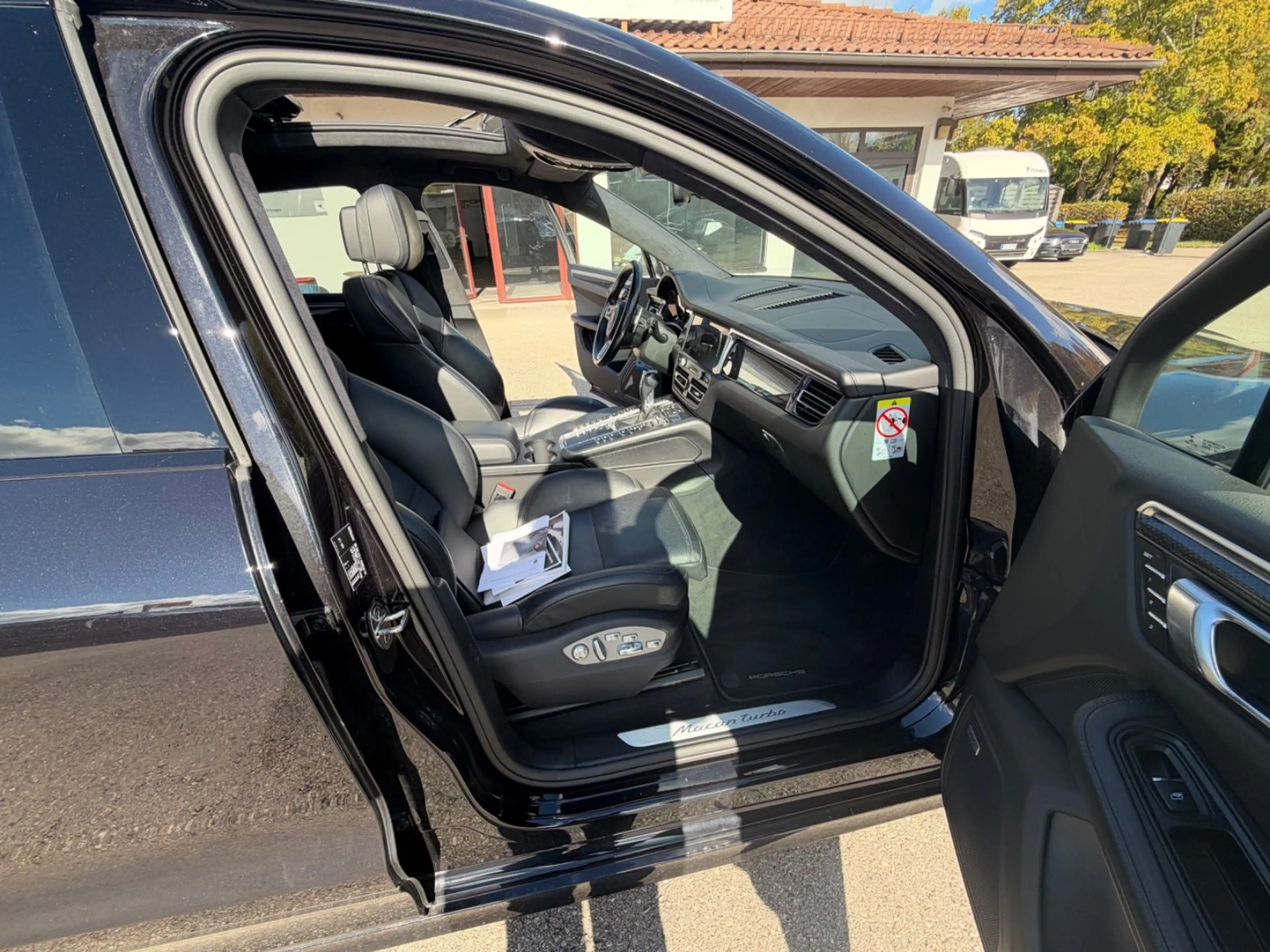 Porsche Macan Turbo — photo 15