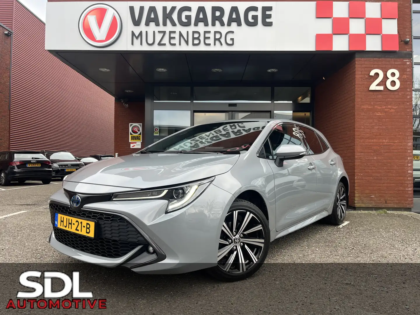 Toyota Corolla 1.8 Hybrid Dynamic // FULL LED // HALF LEDER // AD Grijs - 1