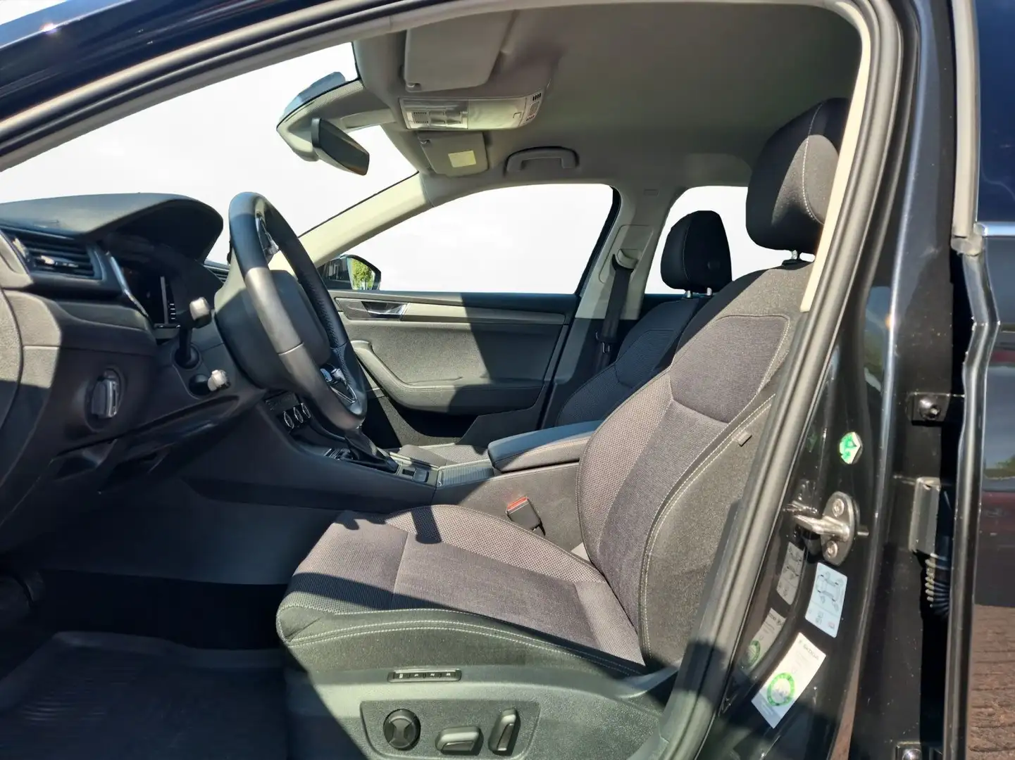 Skoda Superb Combi 1.4 eTSI DSG StandH Navi AHK SiHz Schwarz - 2