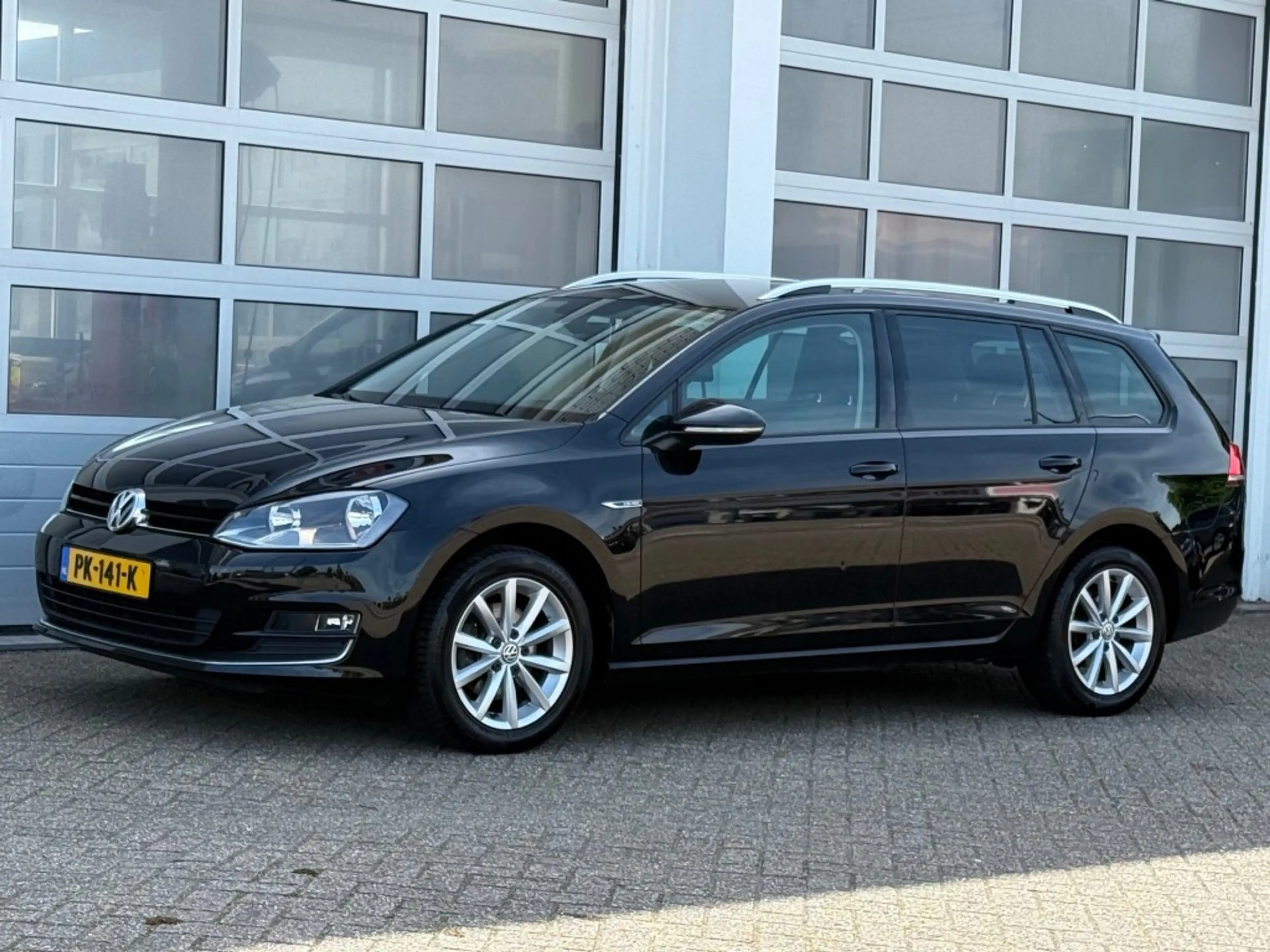 Volkswagen Golf Variant 1.2 TSI 110PK Lounge Aut. Navi Pdc Stoelverw Trekh