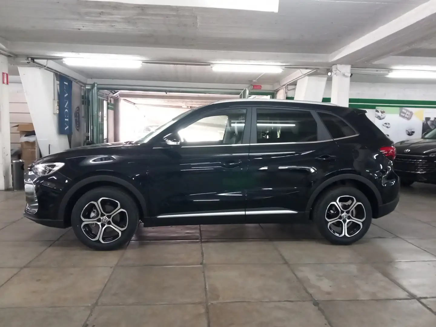 MG ZS NEW ZS 1.5L MT STD Schwarz - 2