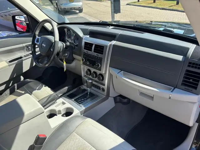 Jeep Cherokee view 11