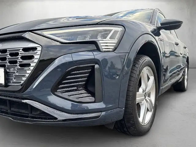 Audi Q8 E-Tron view 5