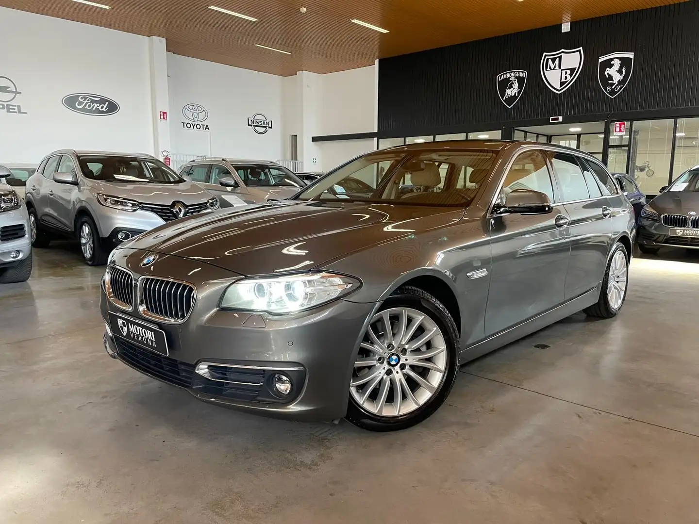 BMW 520 Serie 5 F11 Touring 520d Touring Luxury 190cv Grigio - 1