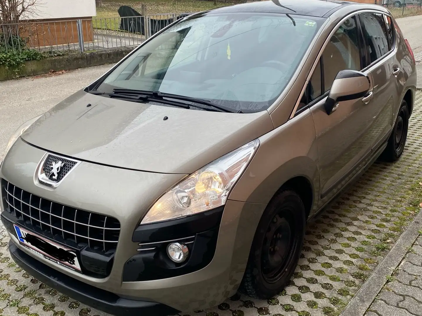 Peugeot 3008 3008 1,6 e-HDi 115 FAP ASG6 Allure Allure Béžová - 1