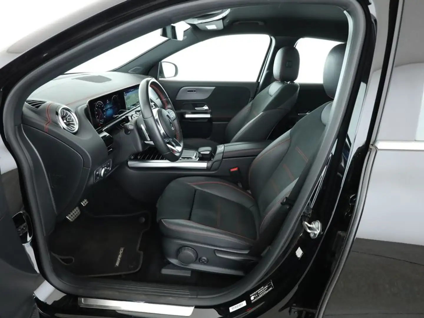 Mercedes-Benz EQA 300 4M AMG/LED/Kamera/Navigation/DC-Laden/ Černá - 2