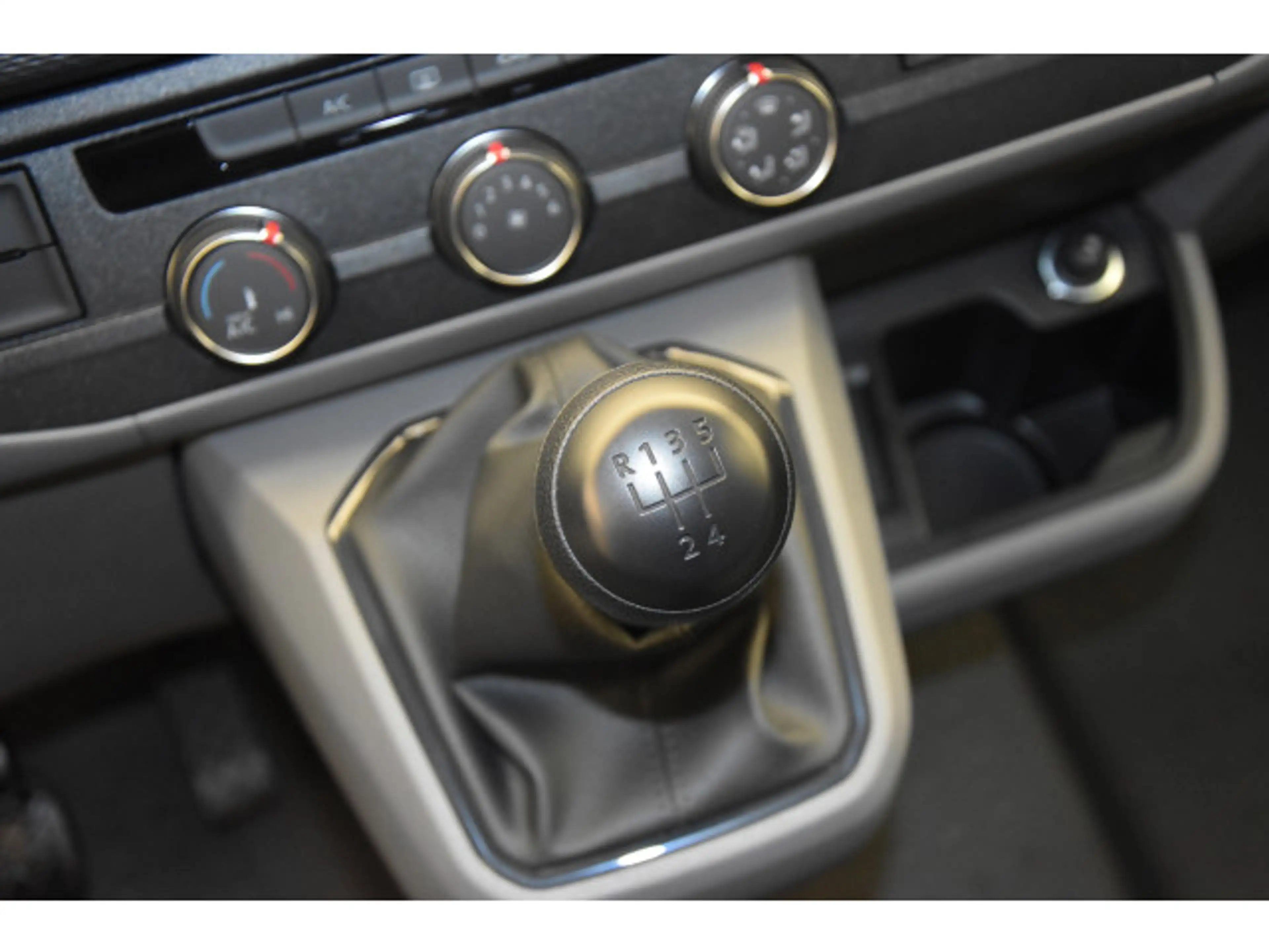 Volkswagen T6.1 Transporter T6.1 Kasten KR 2.0 TDI SCR — photo 7
