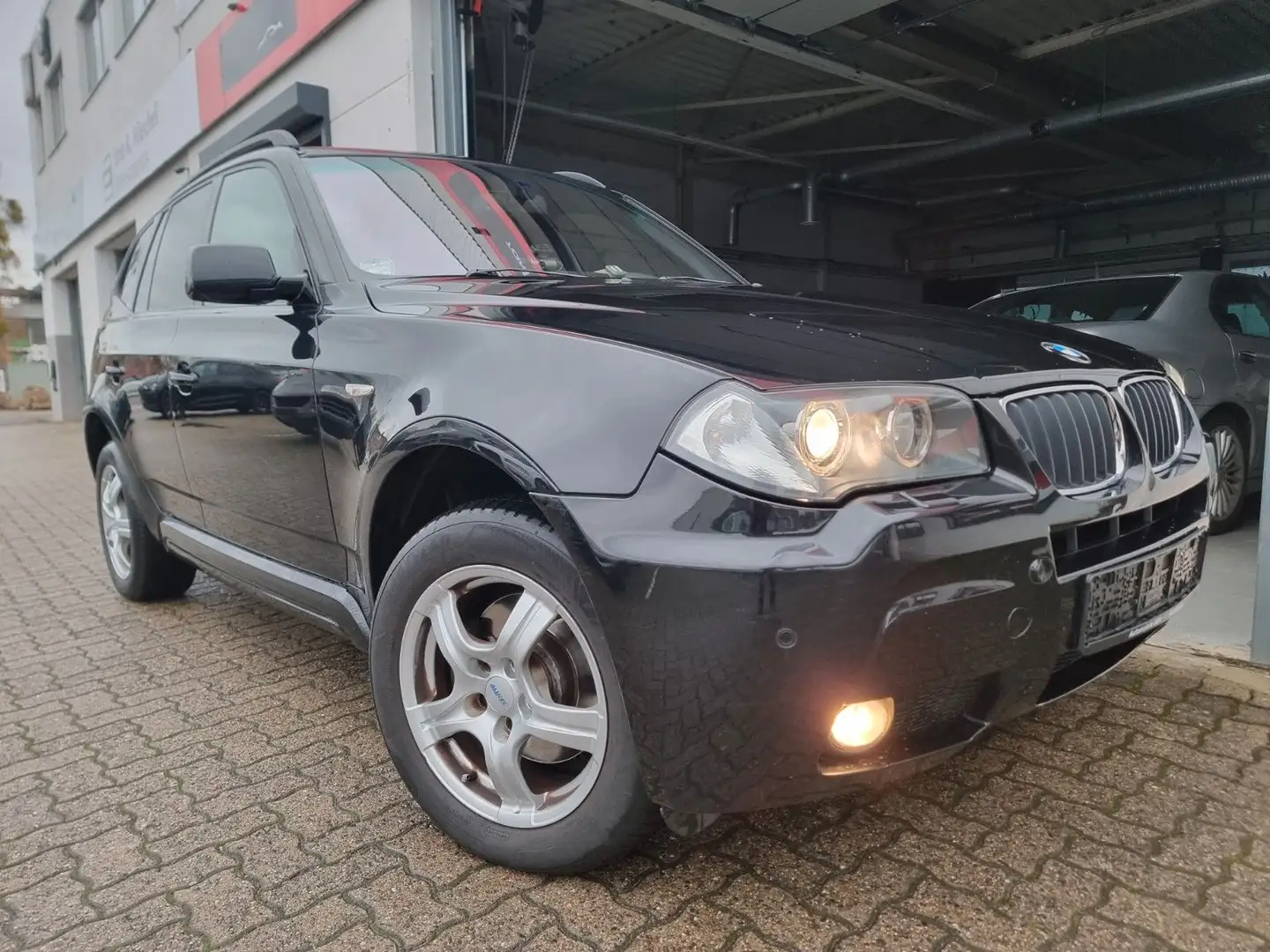 BMW X3 2.0d  Sport-Paket M/AHK/ Xenon/HU 09/27 Schwarz - 1
