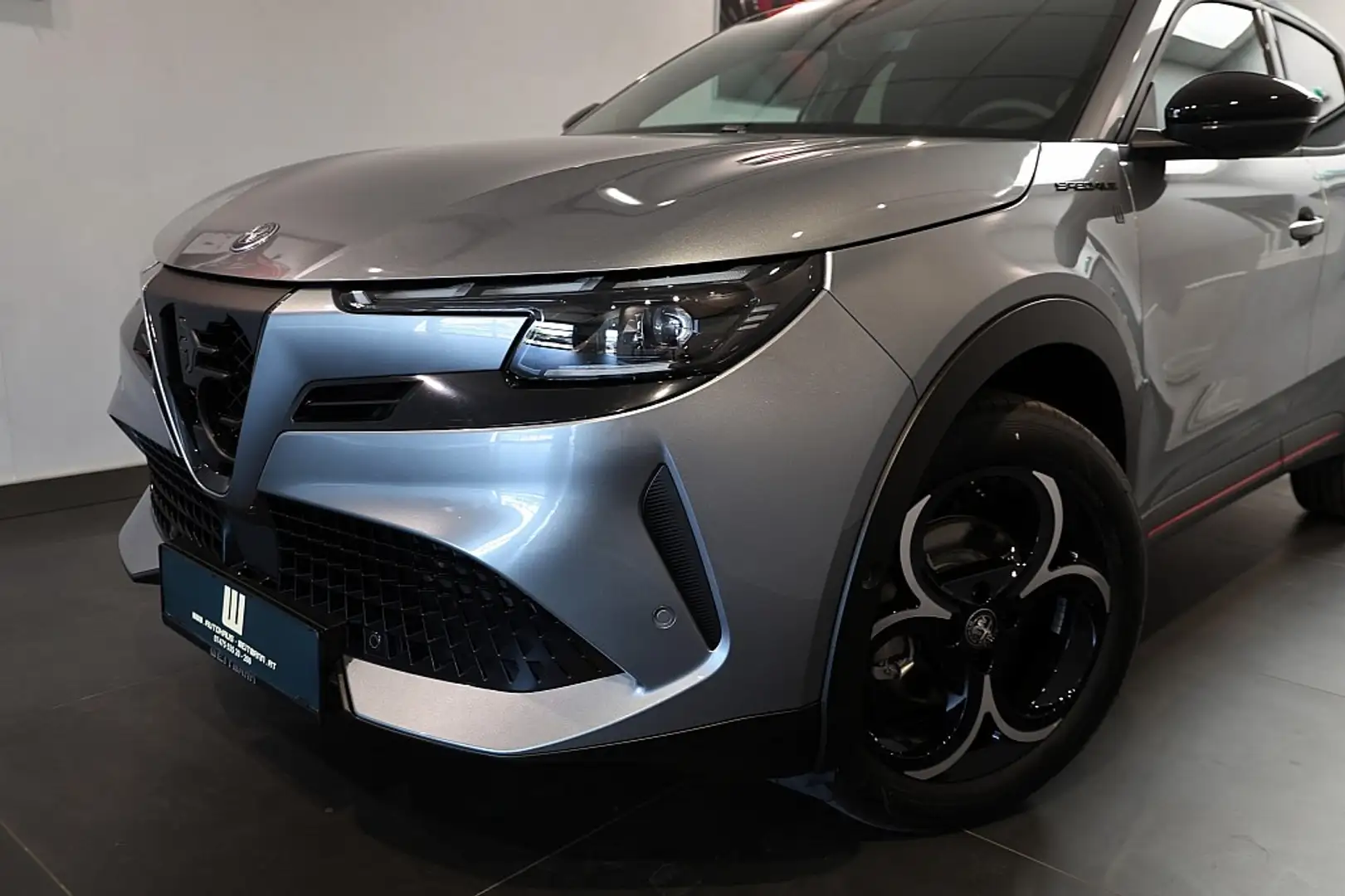 Alfa Romeo Junior Ibrida 1.2 e DCT6 Mild-Hybrid Speciale Gri - 2
