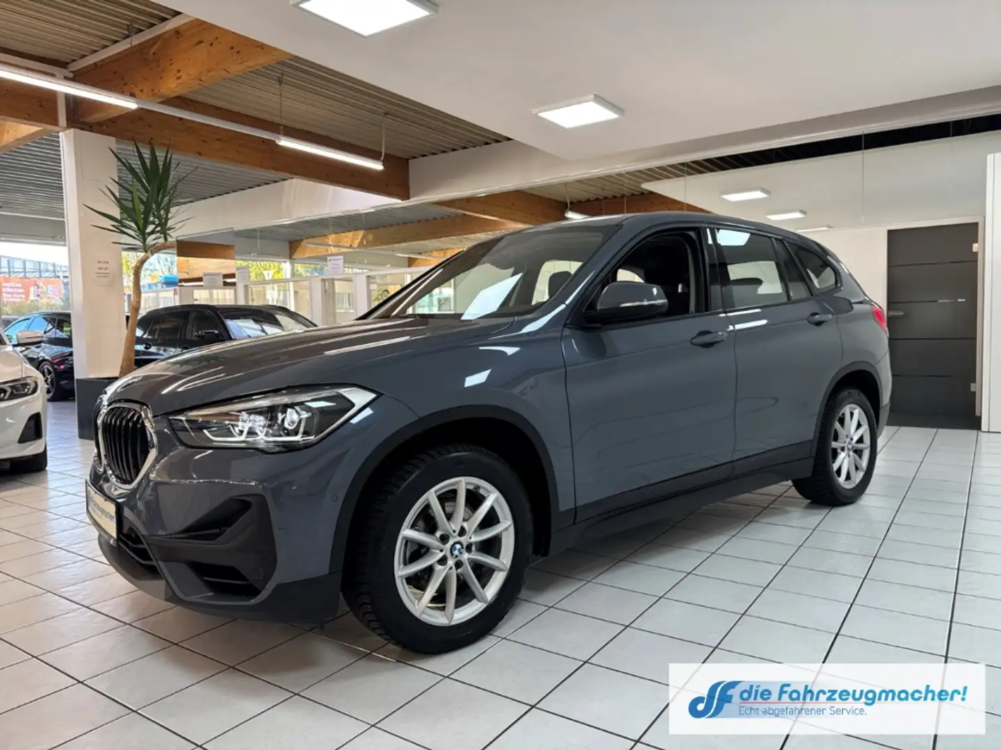 BMW X1 sDrive 18 i Advantage Sound Sportsi. LED el.Heckkl Grijs - 2