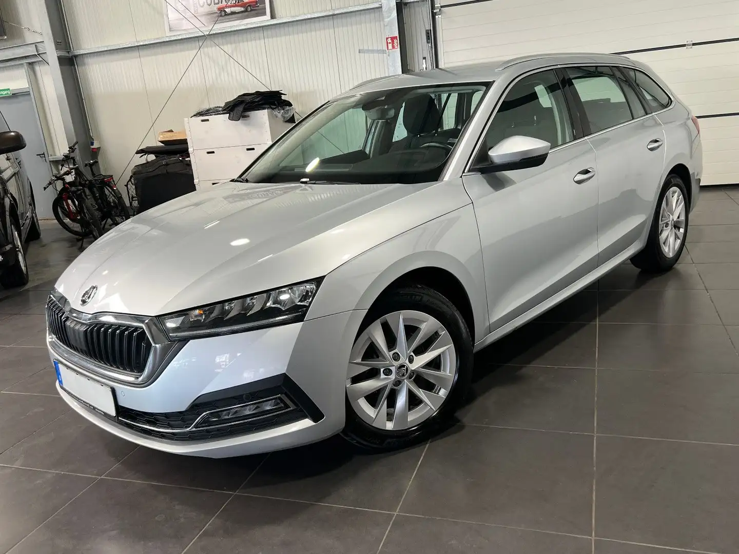 Skoda Octavia 2.0 TDi Combi **Navi*LED*SHZ*PDC*Temp** Argent - 1