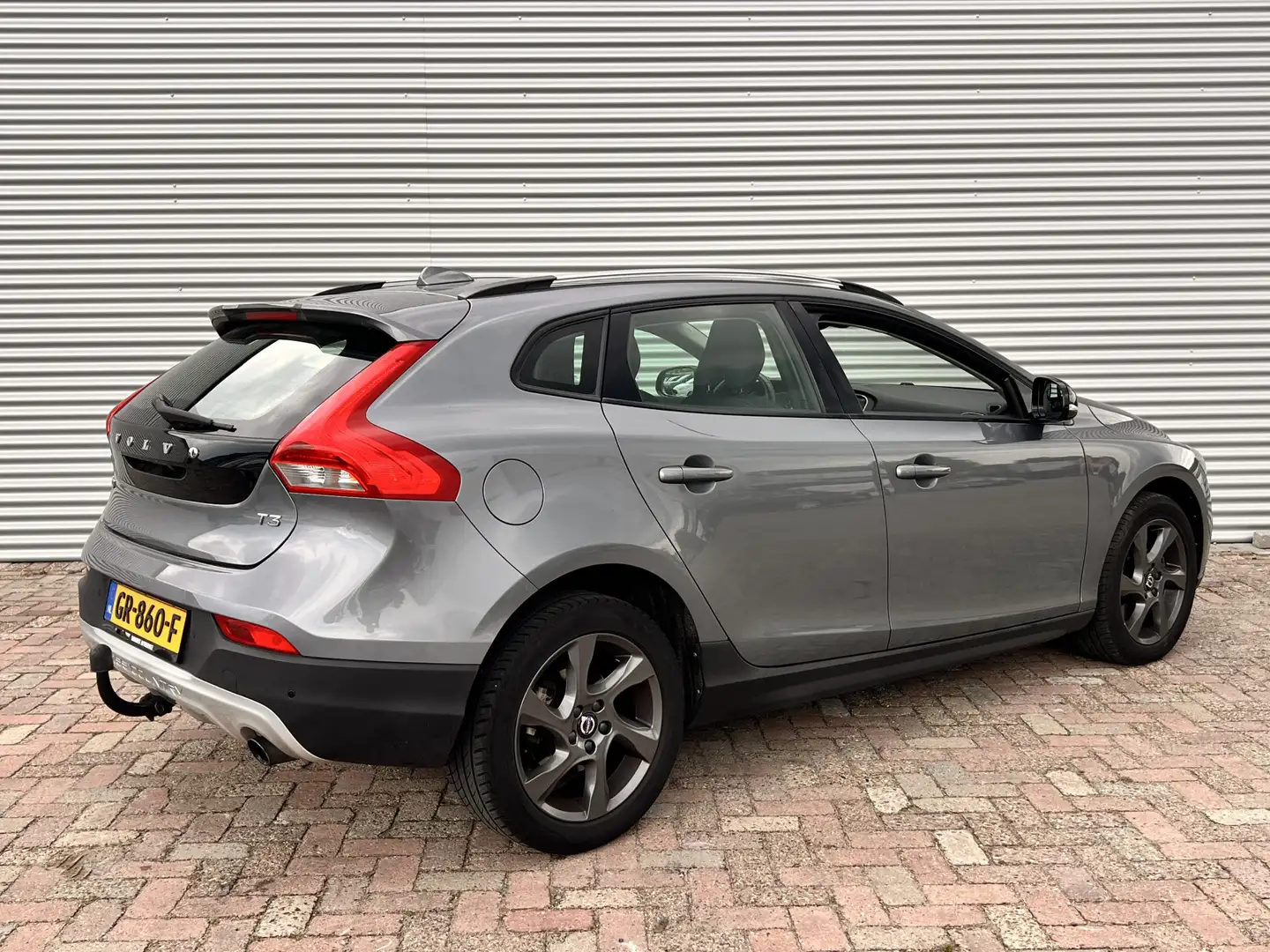 Volvo V40 Cross Country 1.5 T3 Momentum | Nieuw Binnen! | Automaat | Trekh Gris - 2