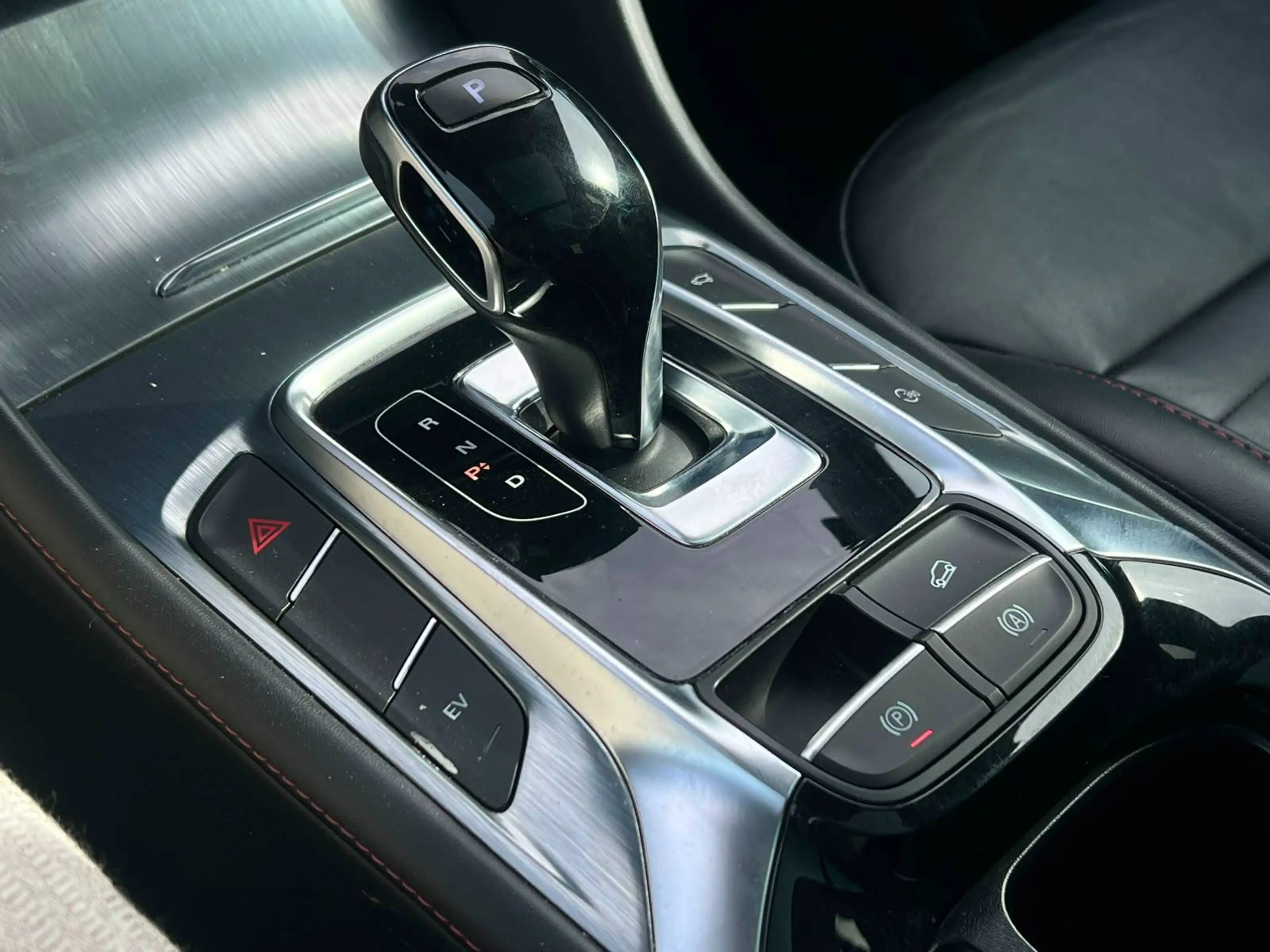MG EHS EHS PHEV 1.5 Turbo Luxury — photo 13