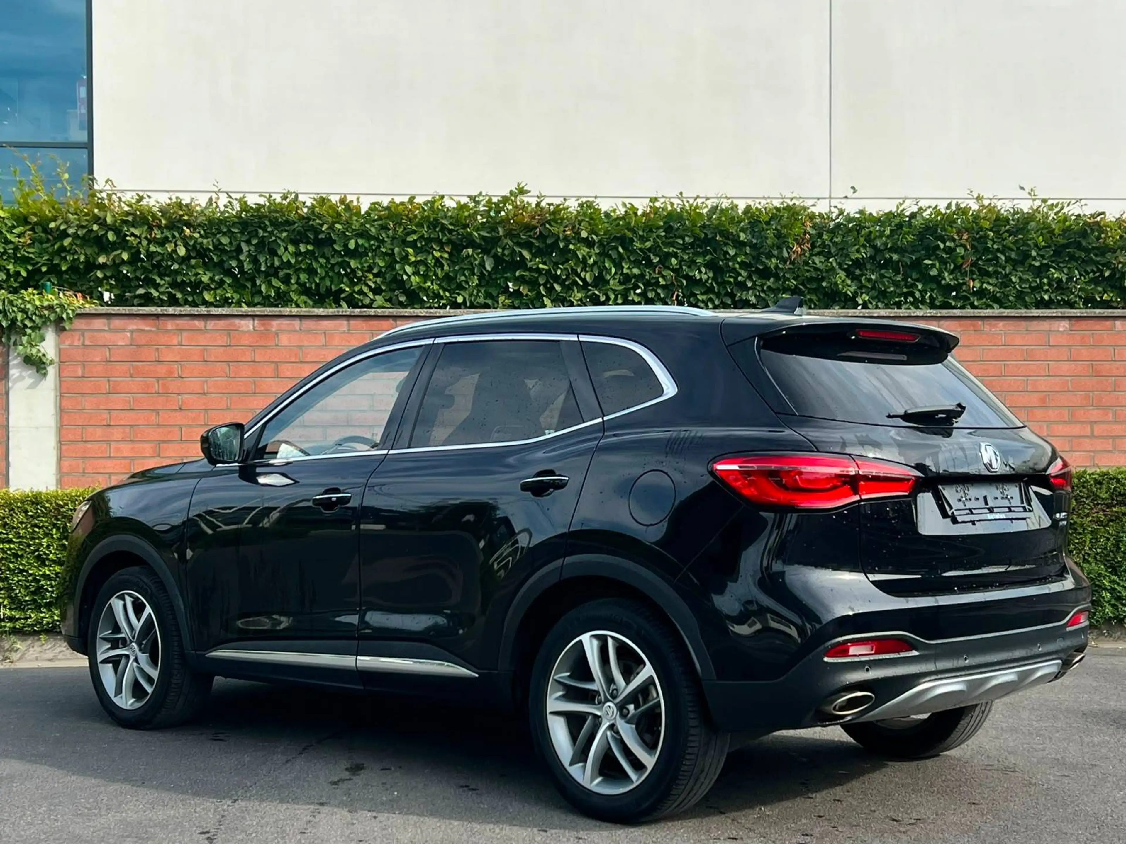 MG EHS EHS PHEV 1.5 Turbo Luxury — photo 2