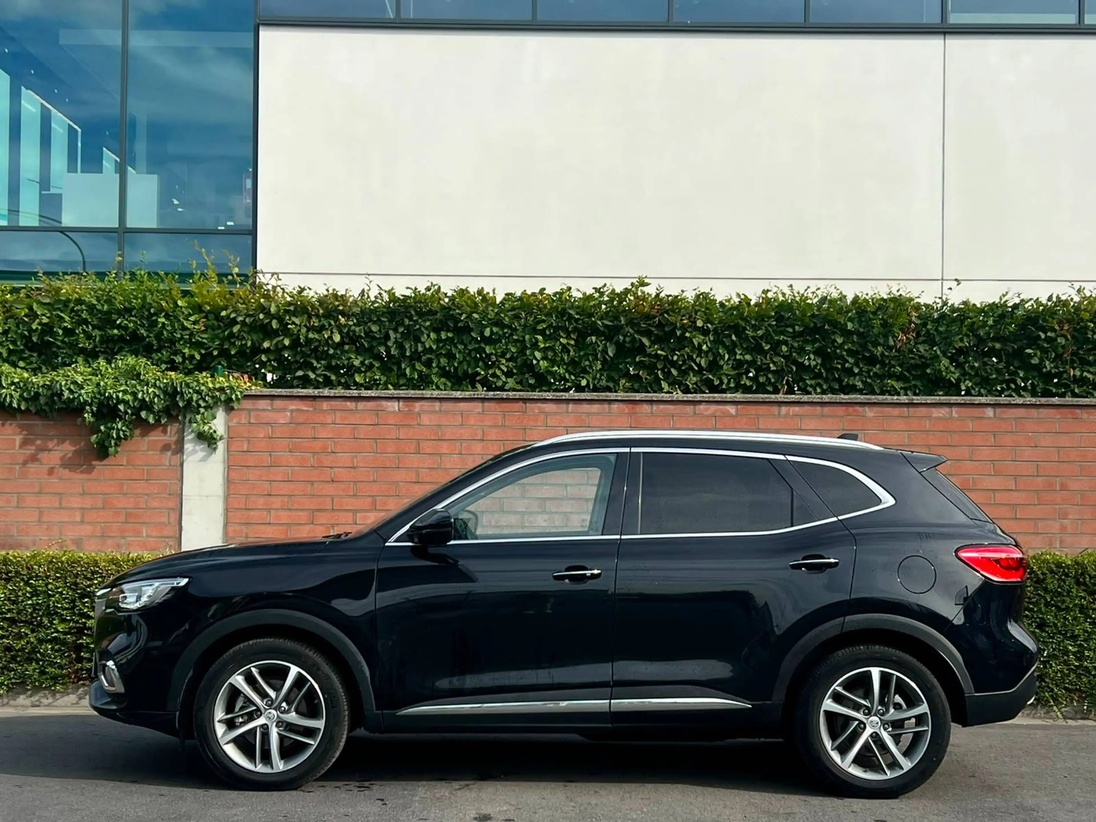 MG EHS EHS PHEV 1.5 Turbo Luxury — photo 4