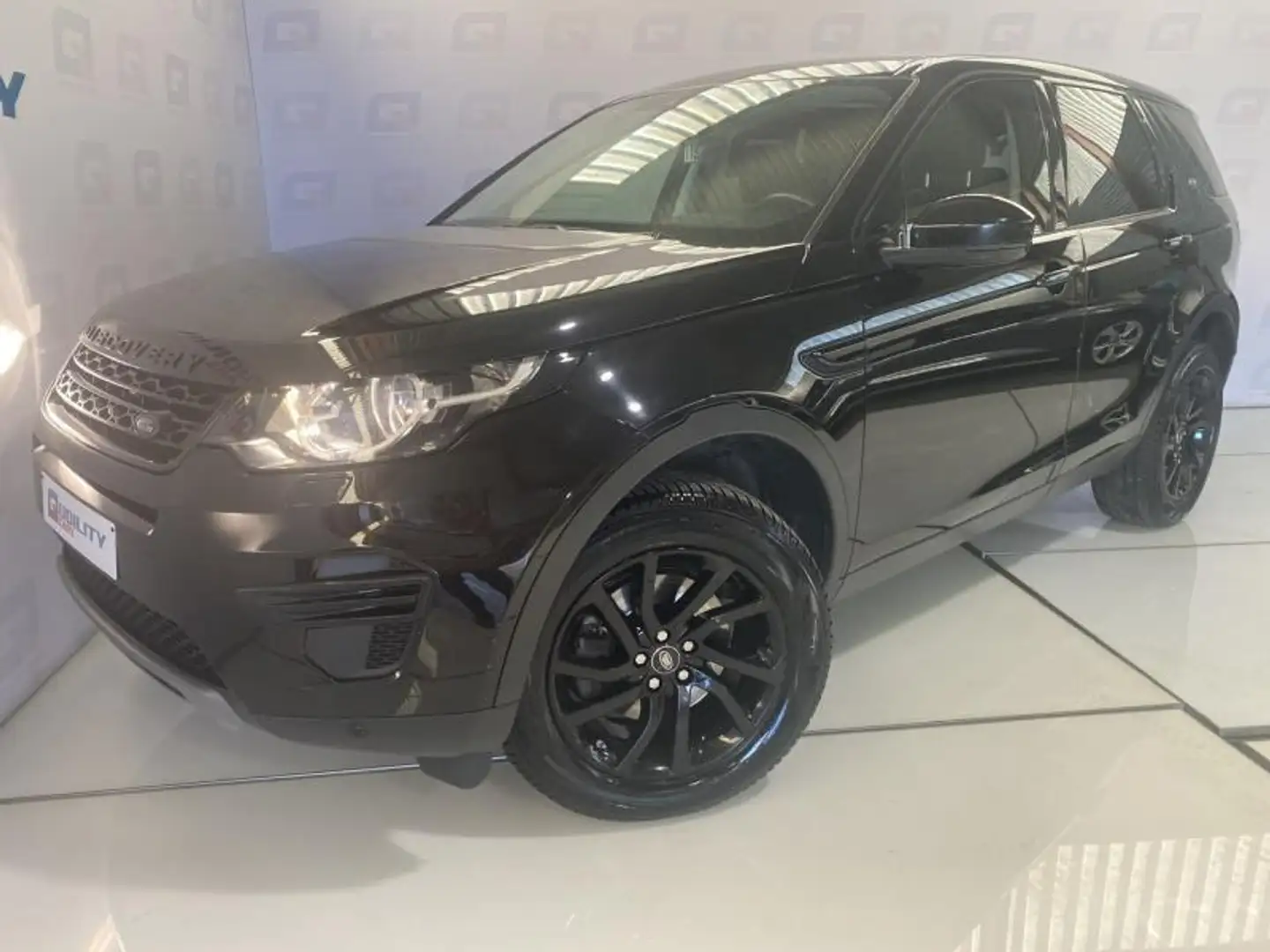 Land Rover Discovery Sport D150 Zwart - 1