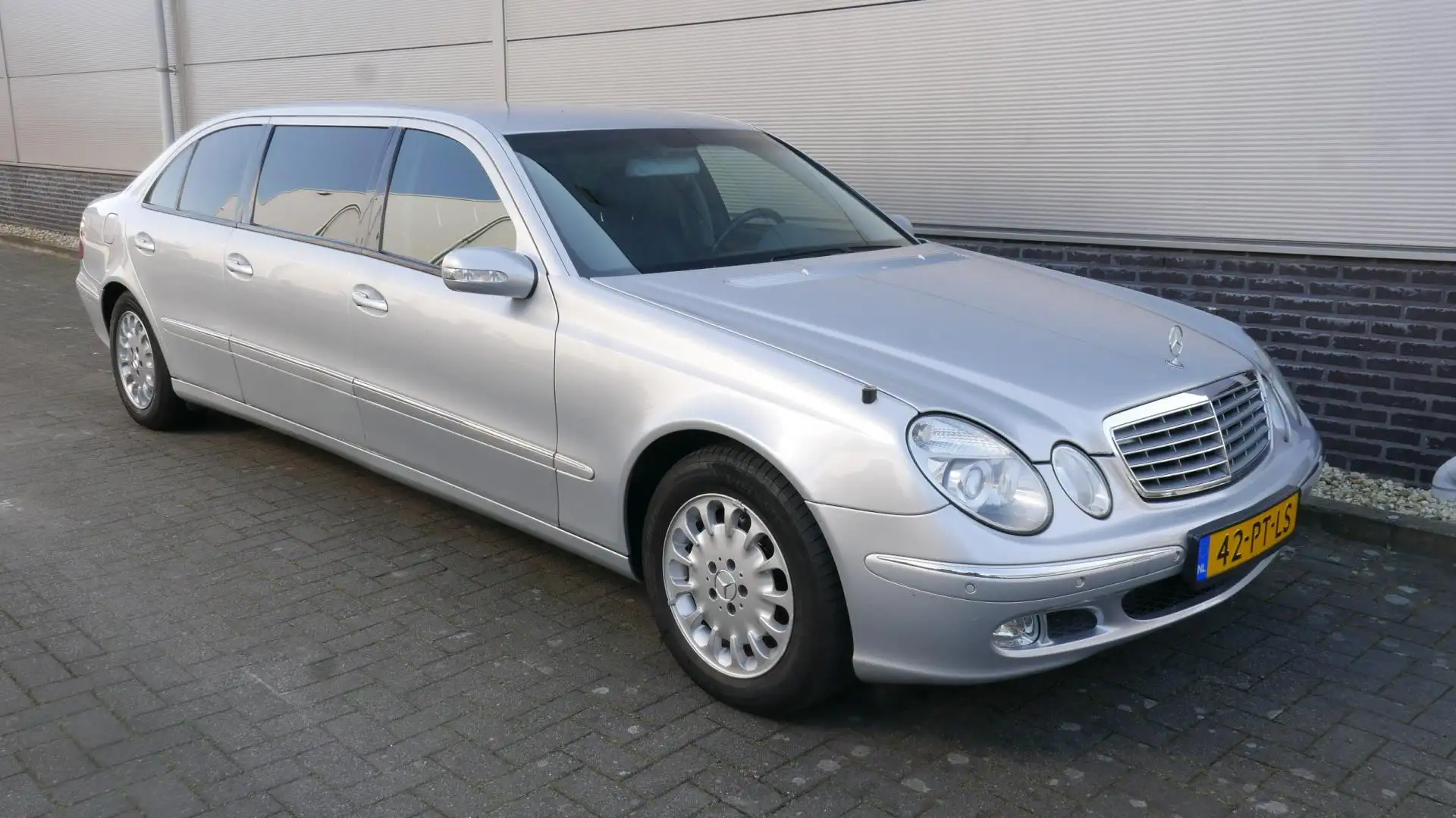 Mercedes-Benz E 240 ELEGANCE UNIEK, 8 PERSOONS,177906 KM. Сірий - 1