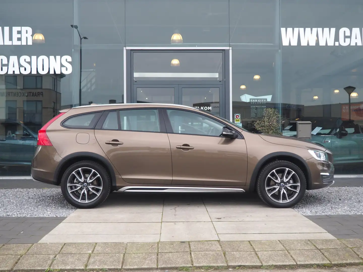 Volvo V60 Cross Country 2.0 T5 Nordic+ / Memory / Adaptive / Bliss / Camer Brown - 2