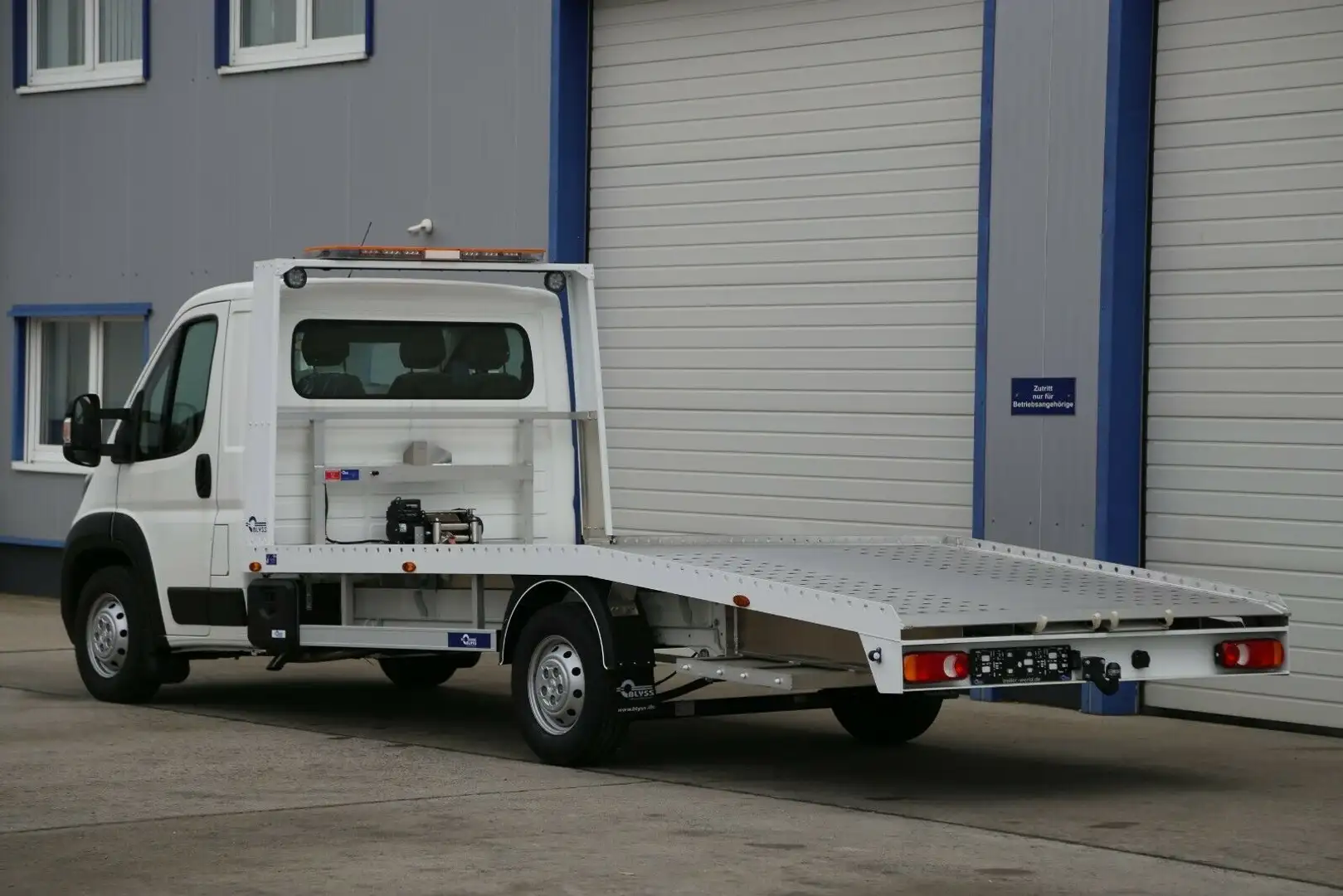 Peugeot Boxer mit Autotransporter 480x210 Aufbau aus Alu Weiß - 2