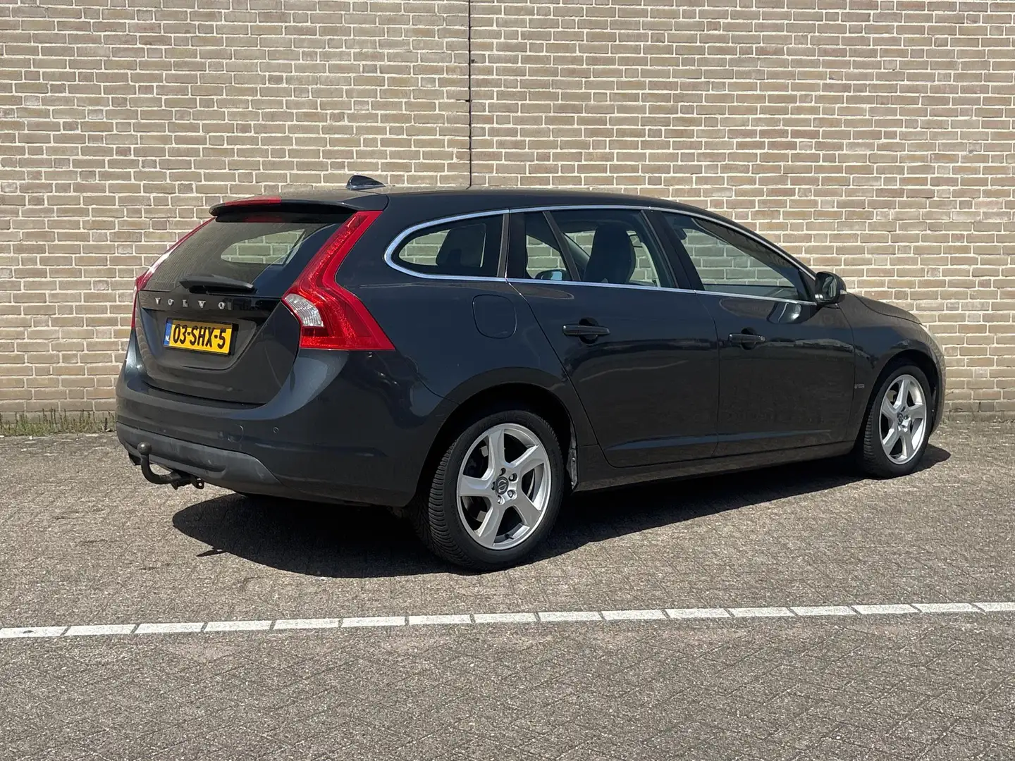 Volvo V60 2.0 D3 Momentum Automaat | Leder | Climate | Cruis Grijs - 2