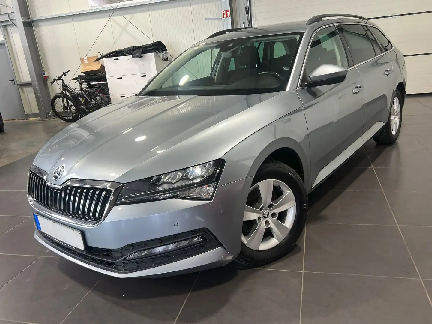 Skoda Superb 2.0 TDi Combi **Navi*LED*AHK*Temp*SHZ** Grau - 1