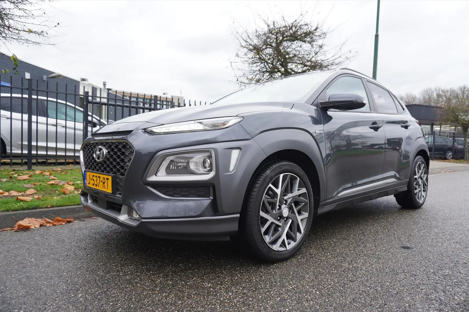 Hyundai KONA 1.6 GDI HEV 141pk 2WD Aut. Prem Sky S-dak Trekhaak Grau - 1