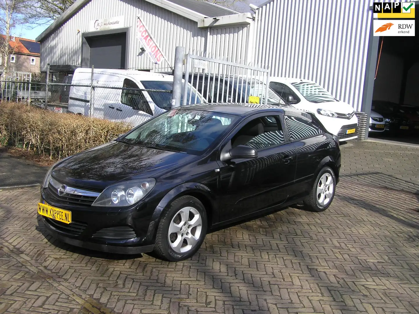 Opel Astra GTC 1.6 Sport airco apk Zwart - 1